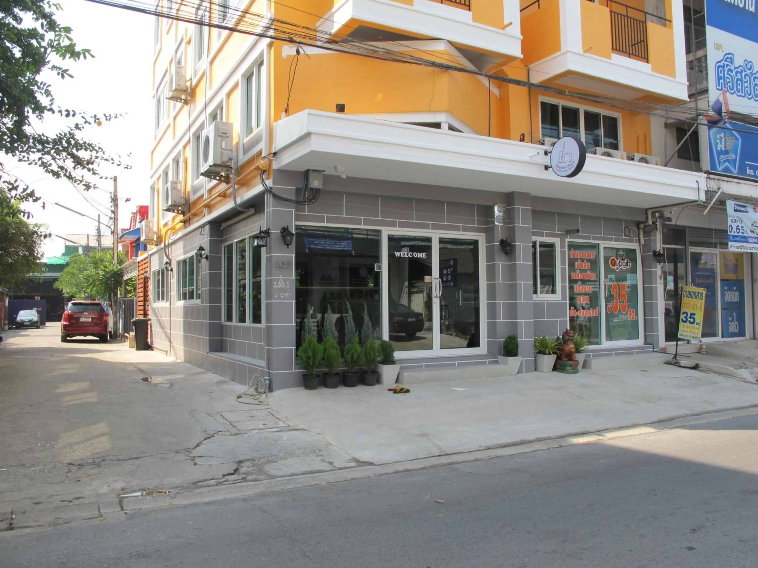 Facade/entrance in Hoppers Place Donmuang