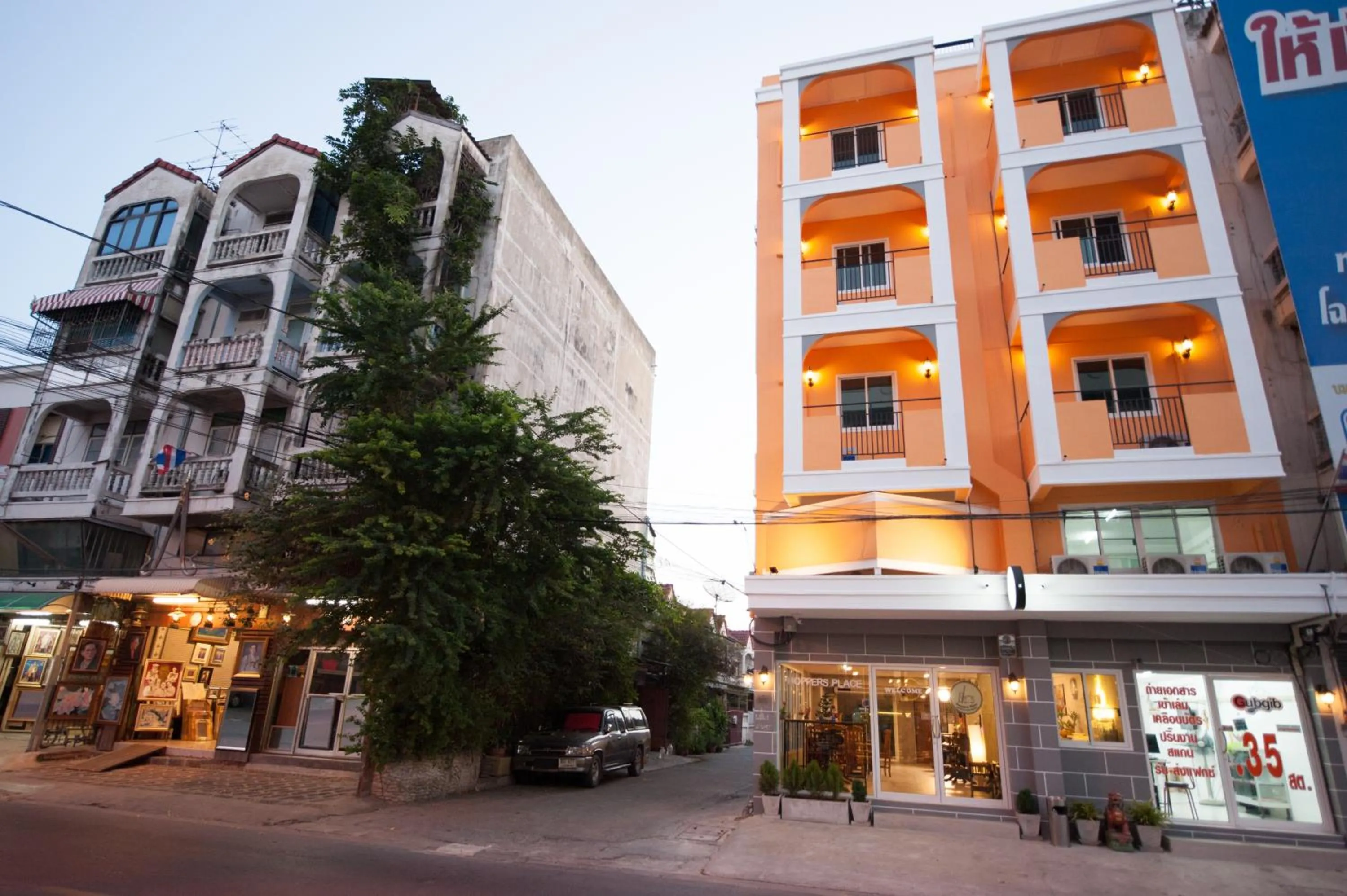 Facade/entrance in Hoppers Place Donmuang