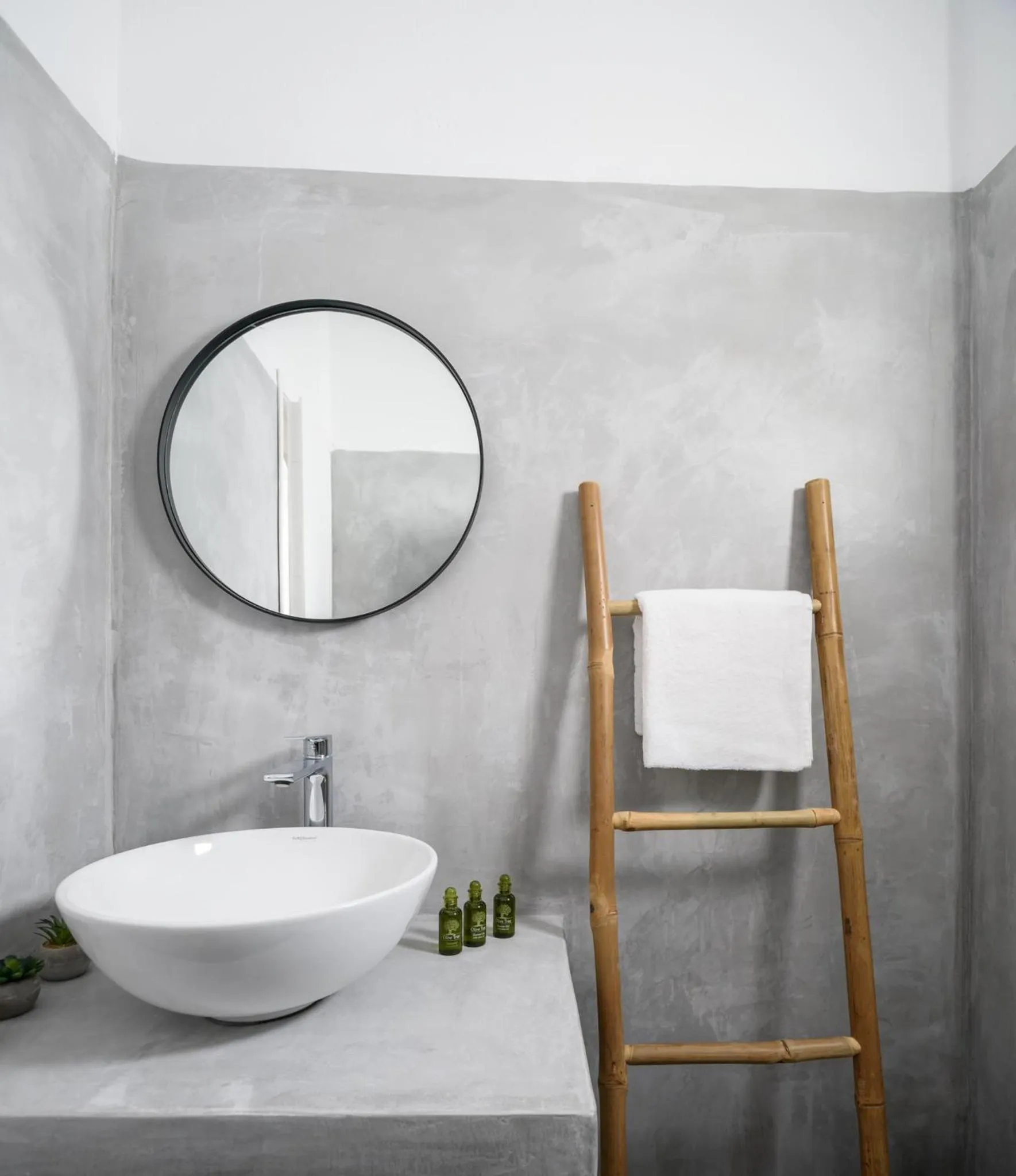 Shower in Cal Day Rooms Santorini