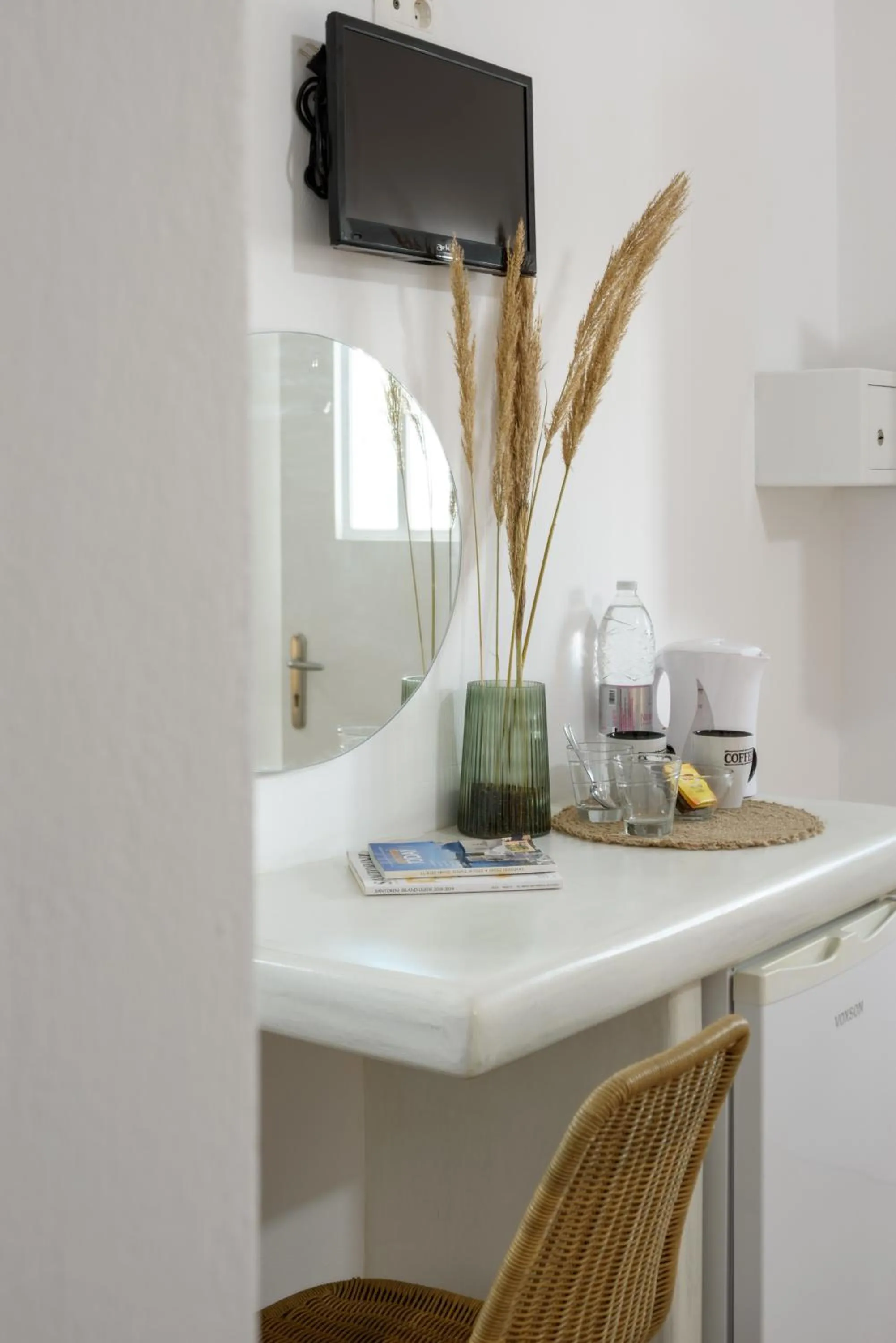 TV and multimedia in Cal Day Rooms Santorini