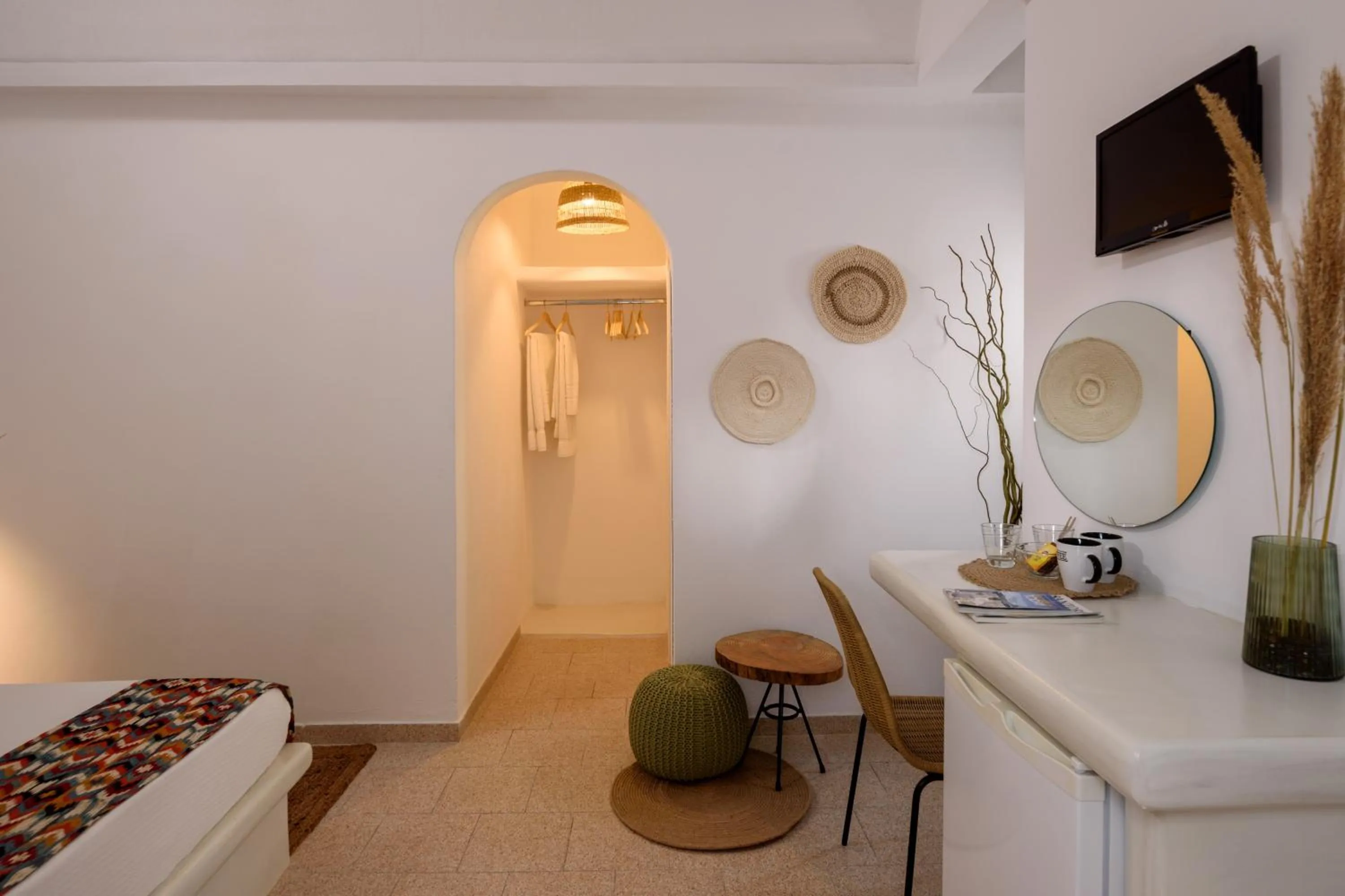 TV and multimedia in Cal Day Rooms Santorini