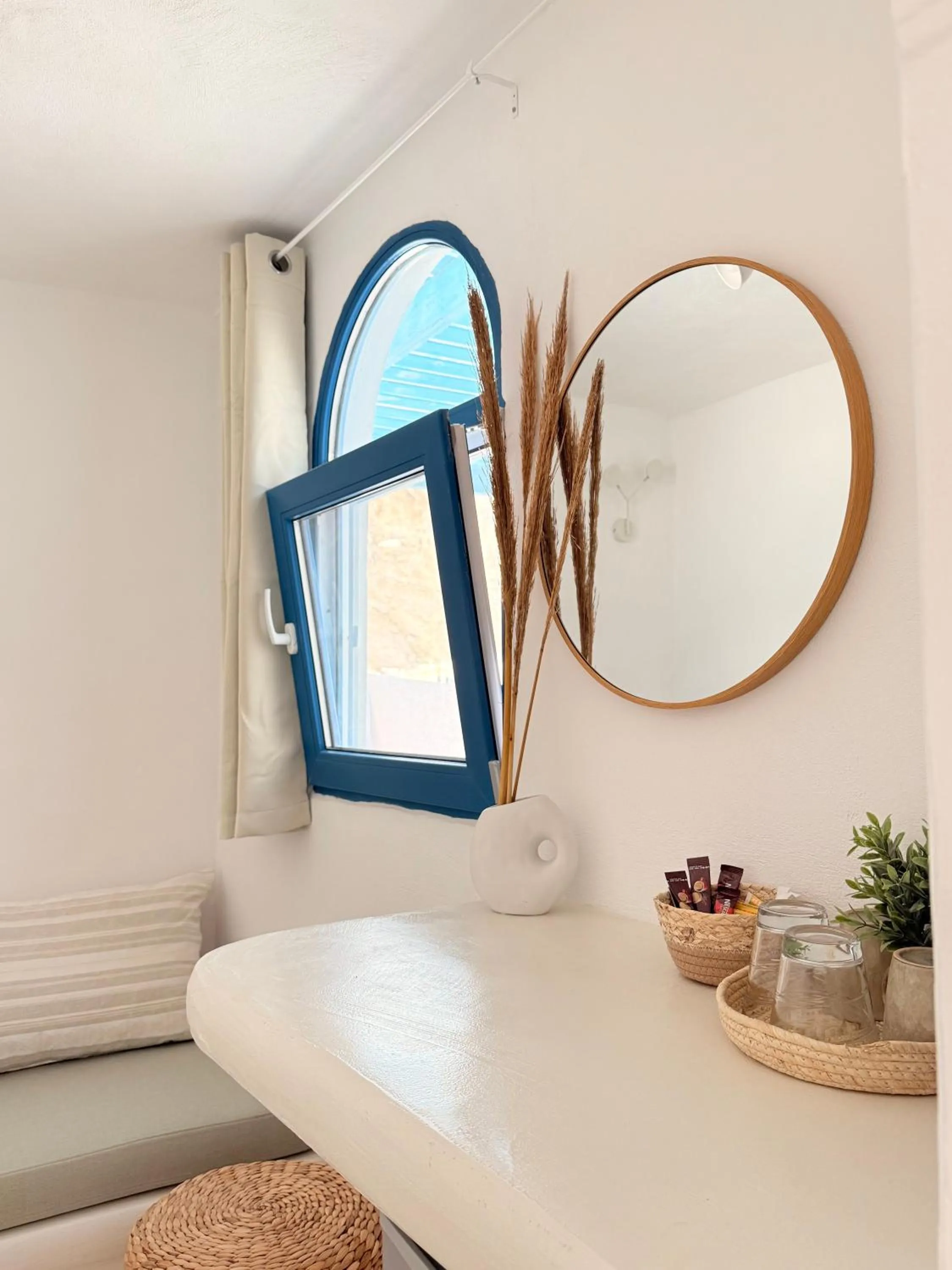 Photo of the whole room in Cal Day Rooms Santorini