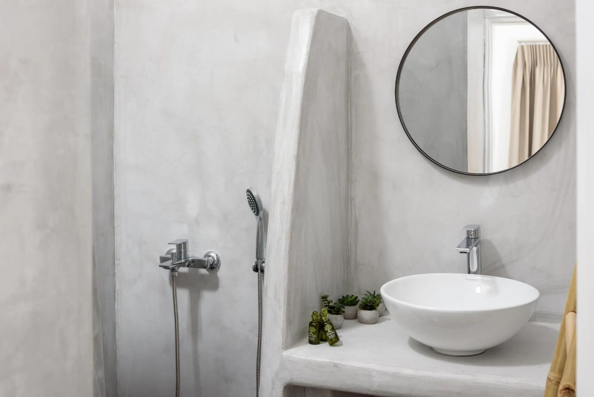 Shower in Cal Day Rooms Santorini