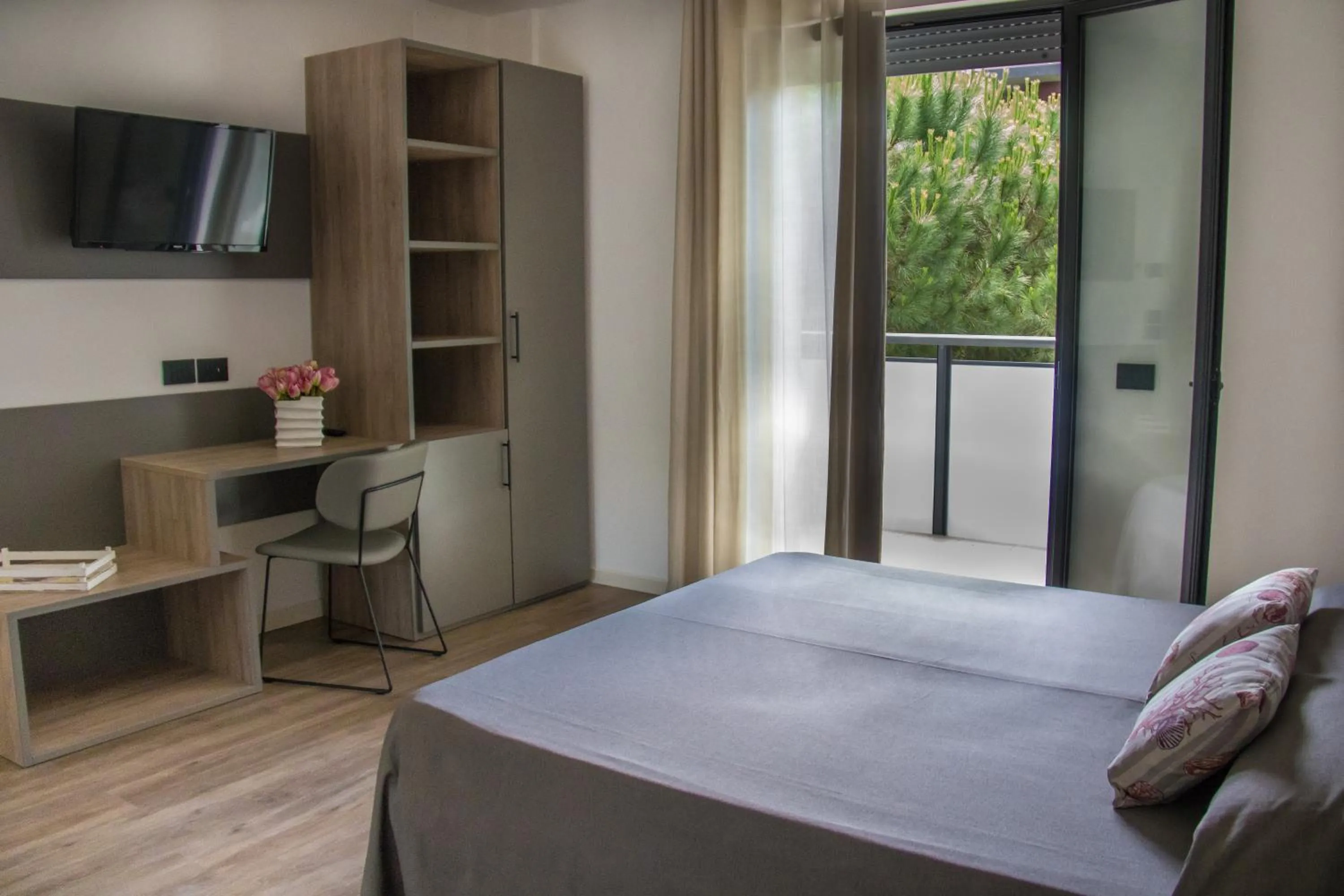 Bedroom, Bed in Renzo Hotel