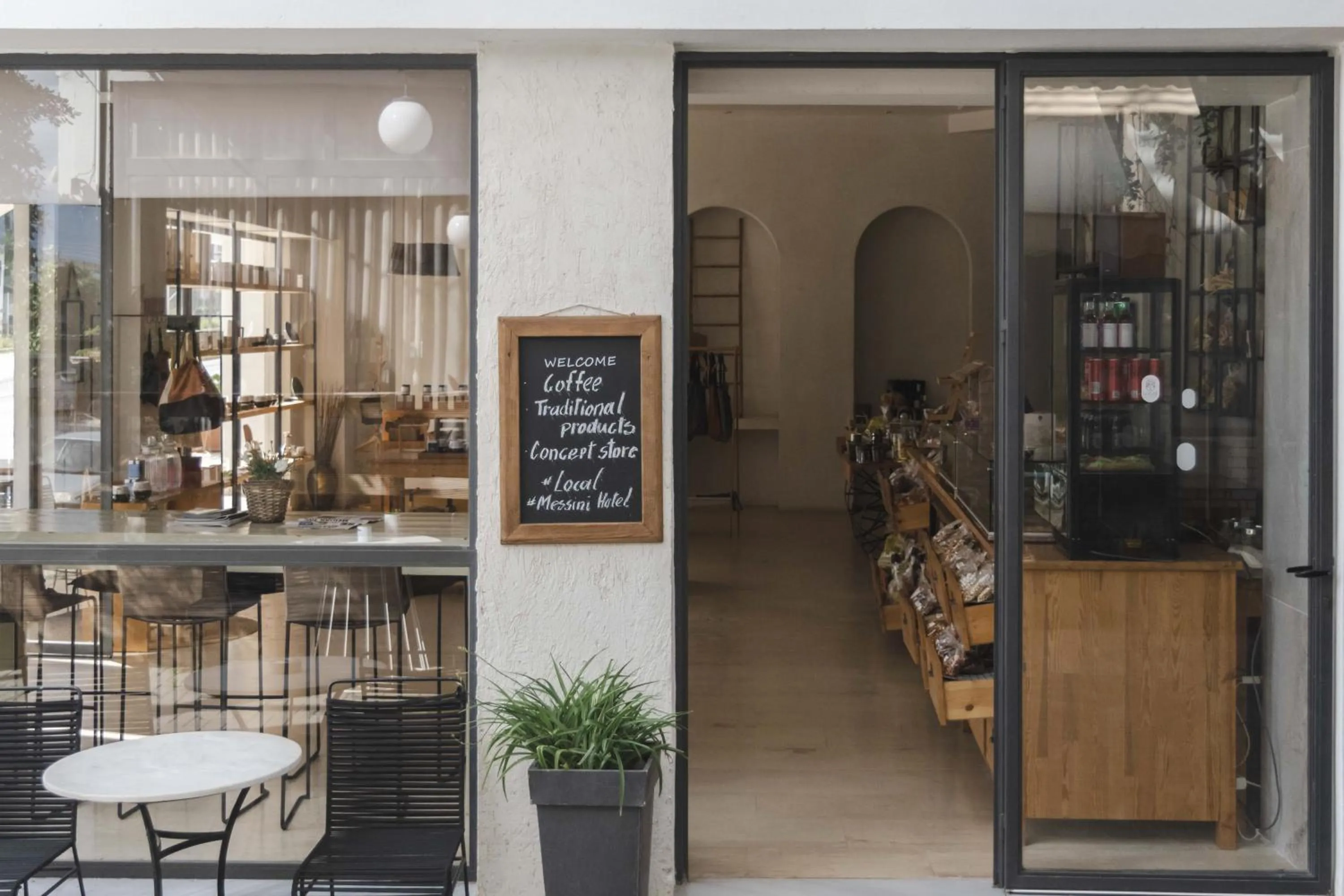 Restaurant/places to eat in Messini Hotel