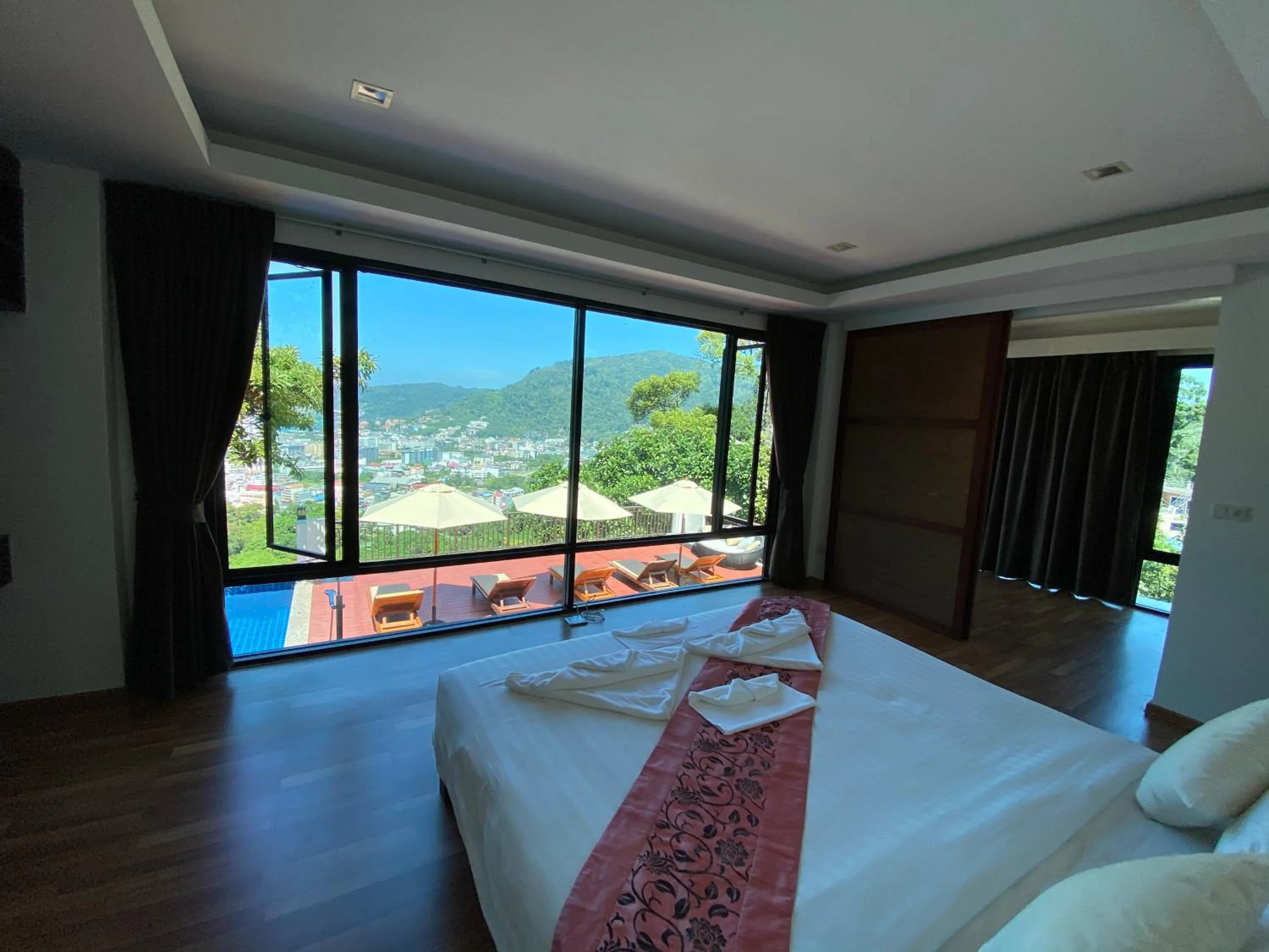 Mountain view, Bed in Sunset Bay View Phuket