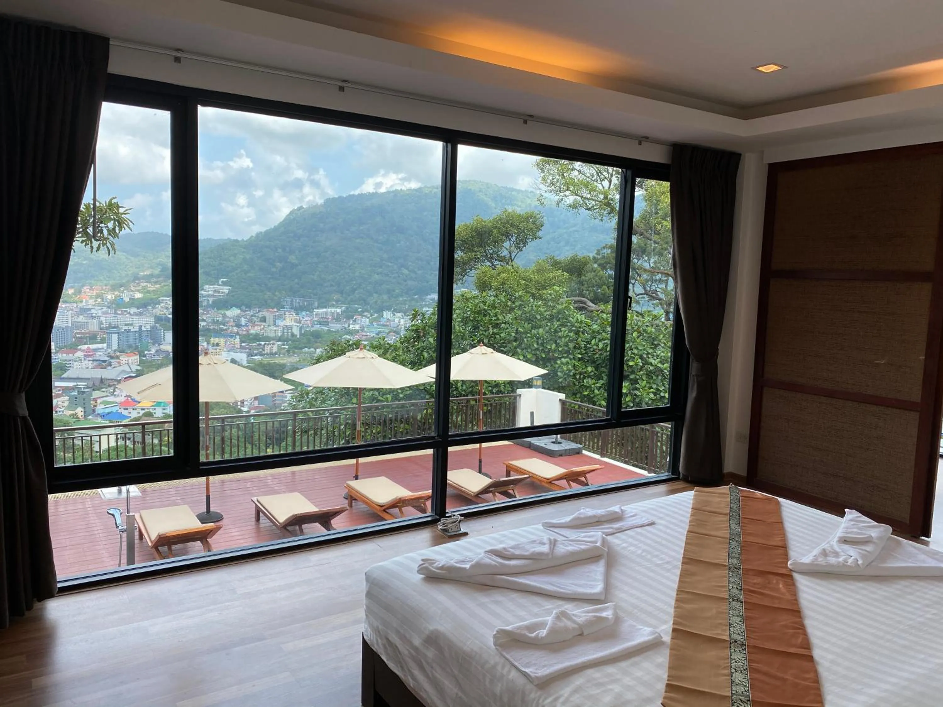 Mountain view, Bed in Sunset Bay View Phuket