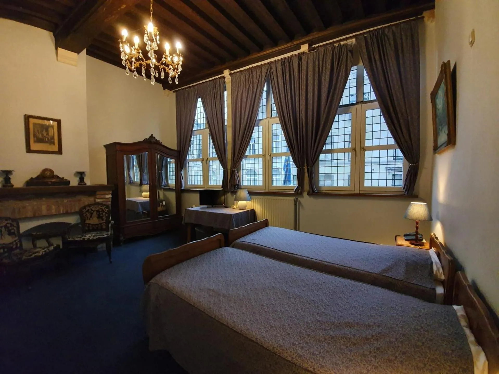 Photo of the whole room, Bed in Erasmus Hotel