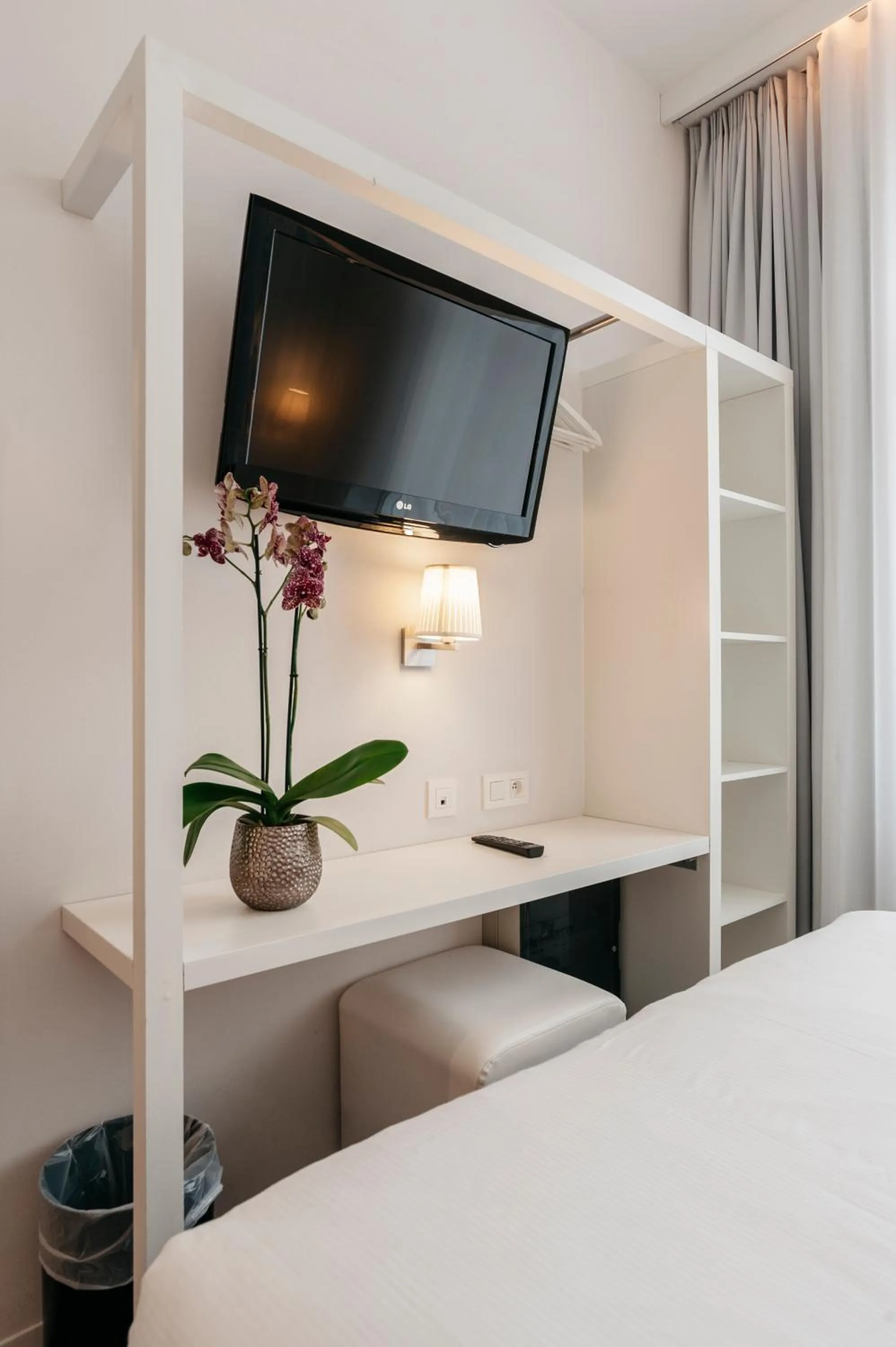TV and multimedia, Bed in Leopold Hotel Ostend