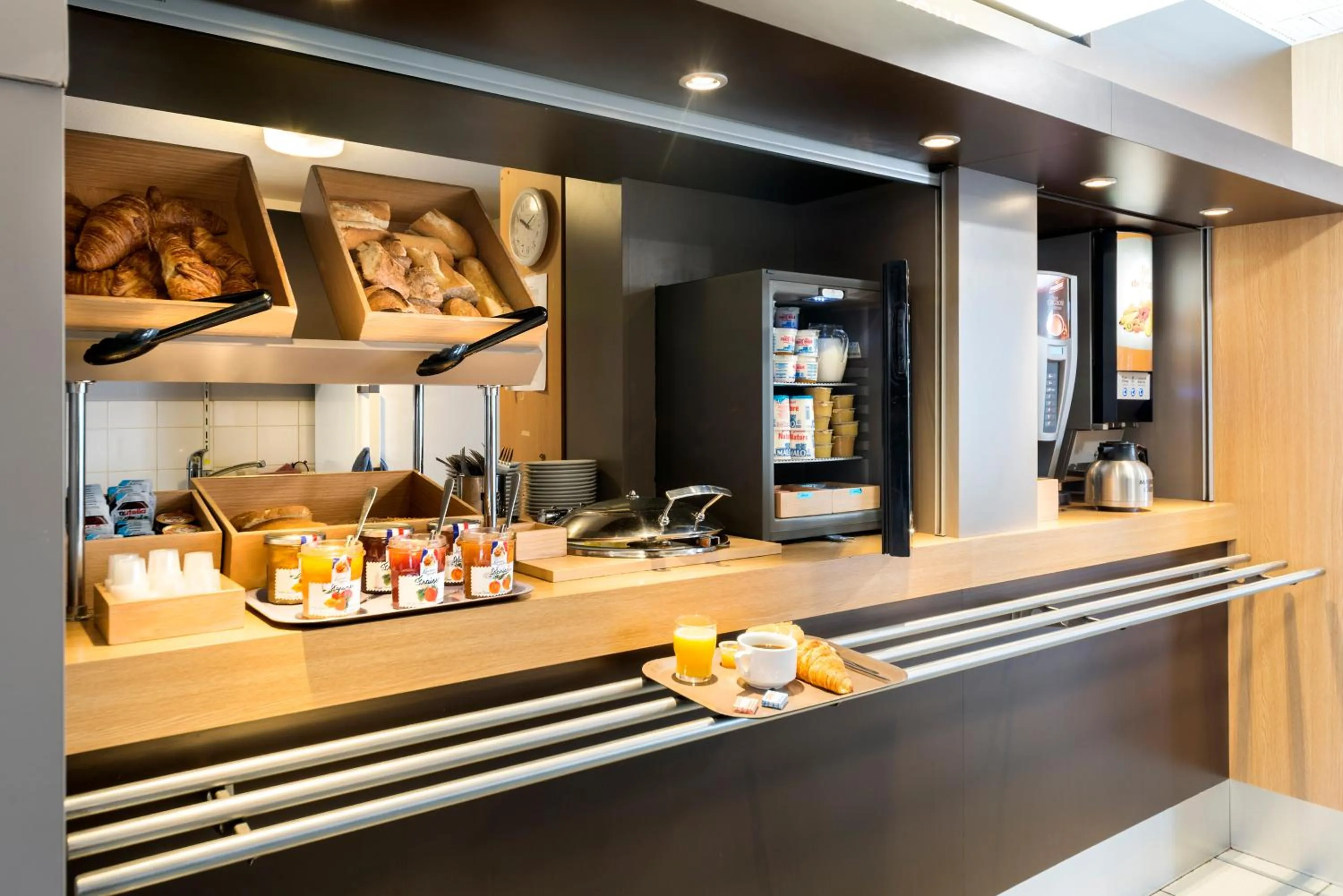 Restaurant/places to eat in B&B HOTEL Nantes Parc Expos La Chapelle