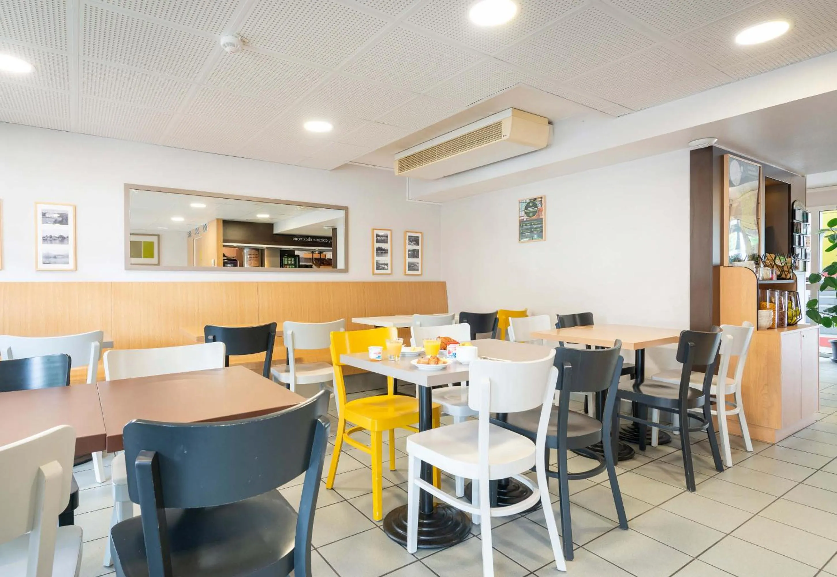 Restaurant/places to eat in B&B HOTEL Nantes Parc Expos La Chapelle