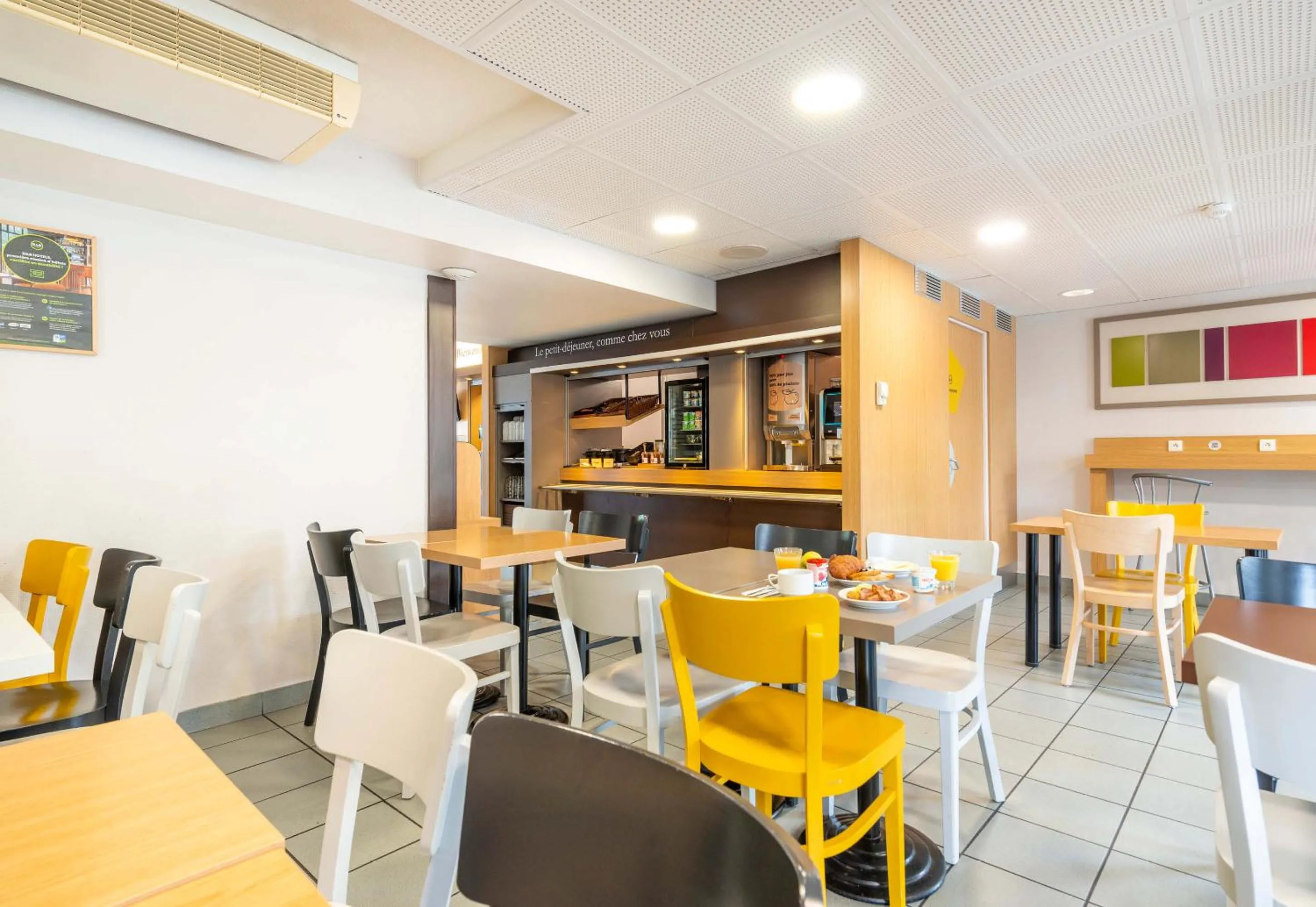 Restaurant/places to eat in B&B HOTEL Nantes Parc Expos La Chapelle