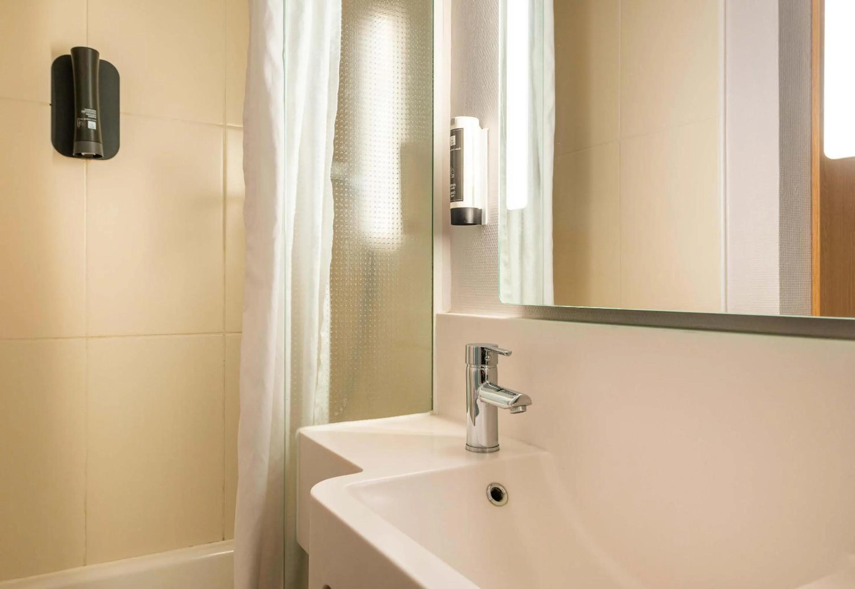 Bathroom in B&B HOTEL Nantes Parc Expos La Chapelle