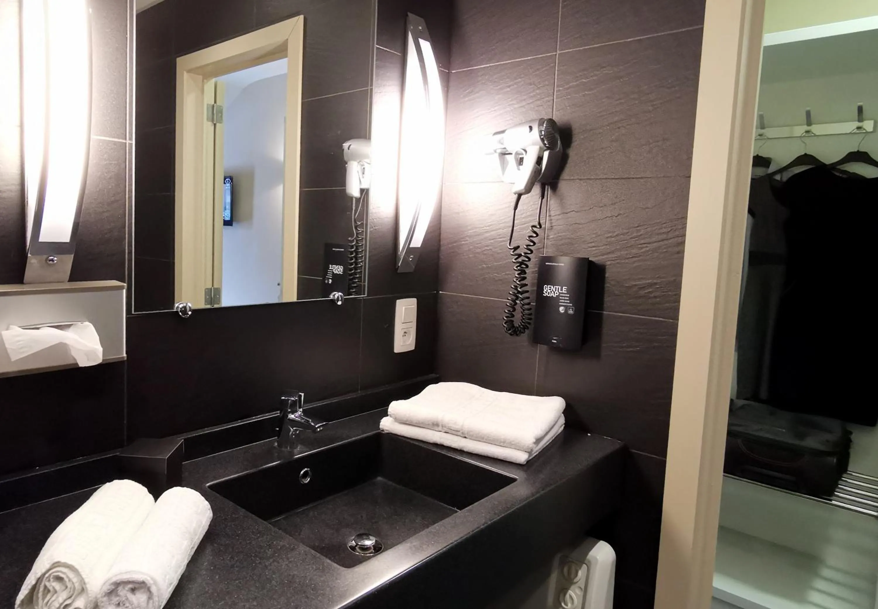 Bathroom in Hôtel L'Amandier