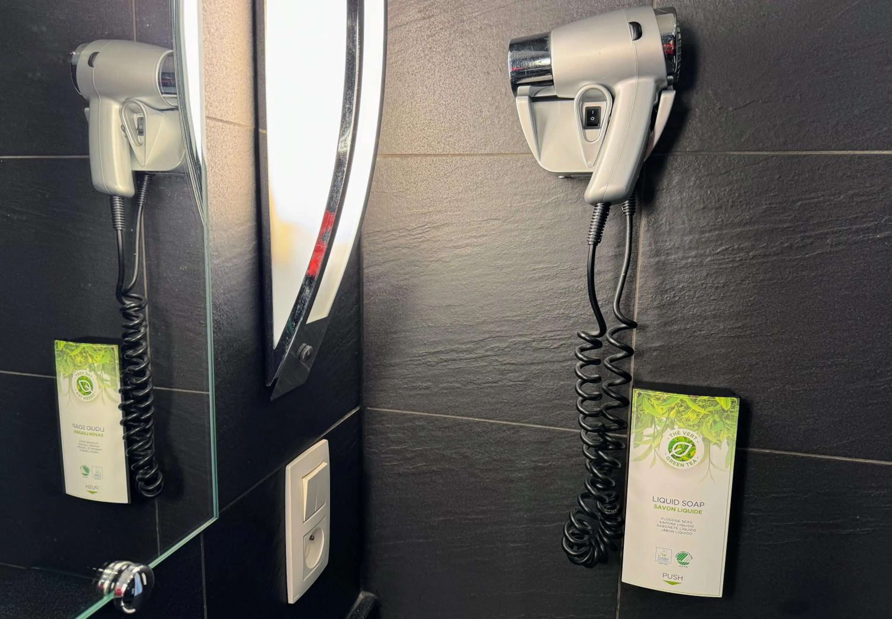 Bathroom in Hôtel L'Amandier