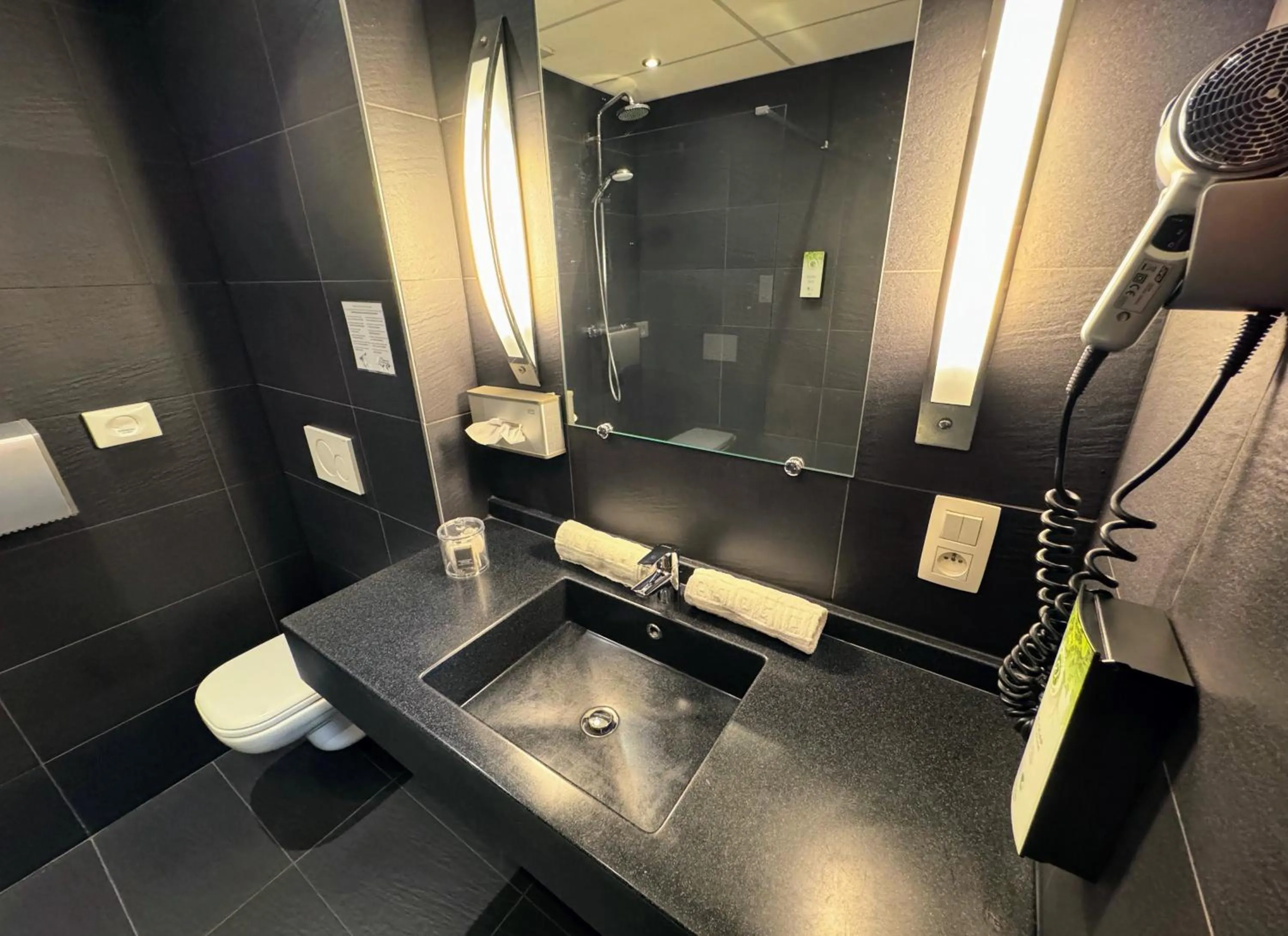 Bathroom in Hôtel L'Amandier