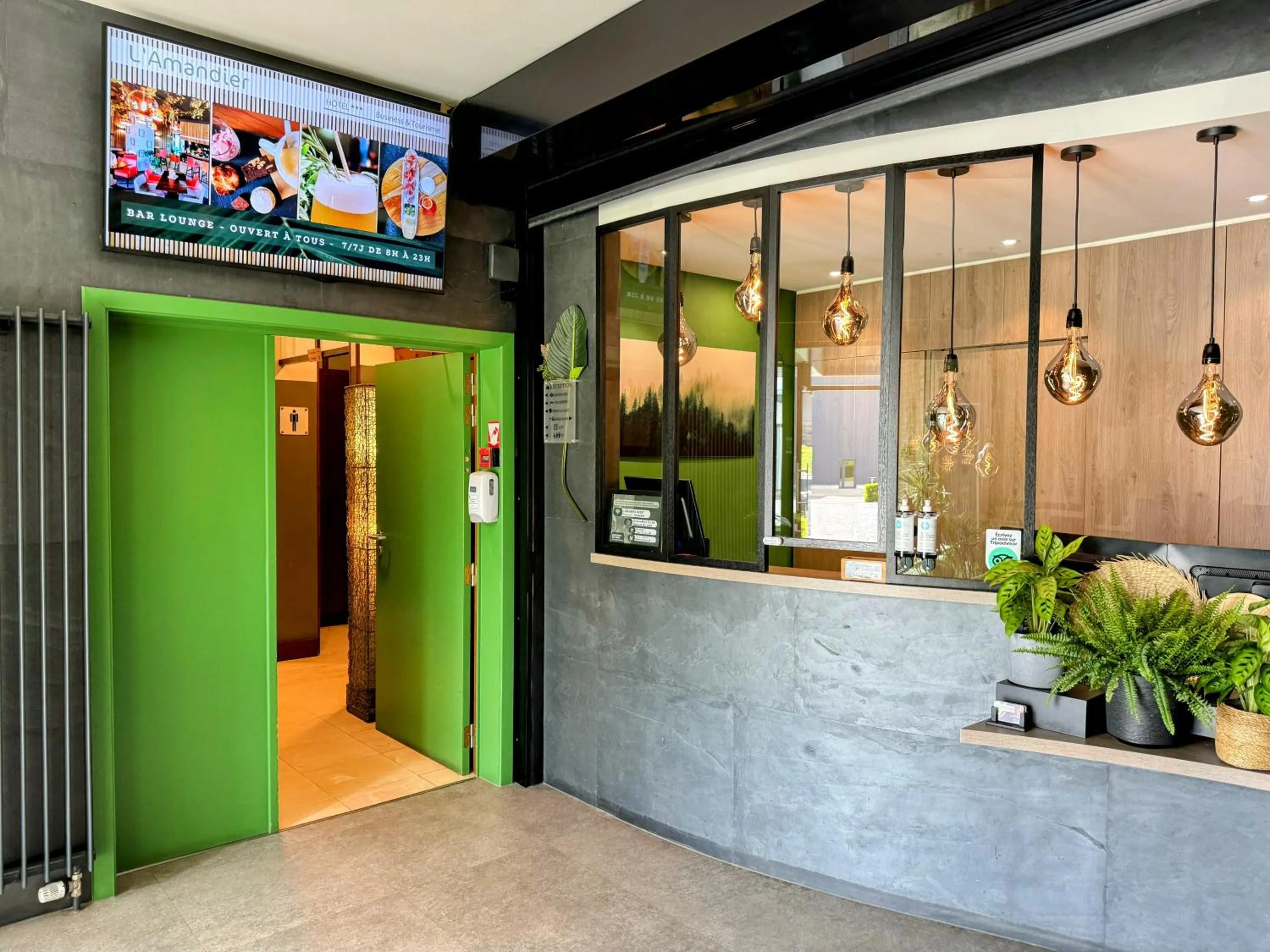 Lobby or reception in Hôtel L'Amandier