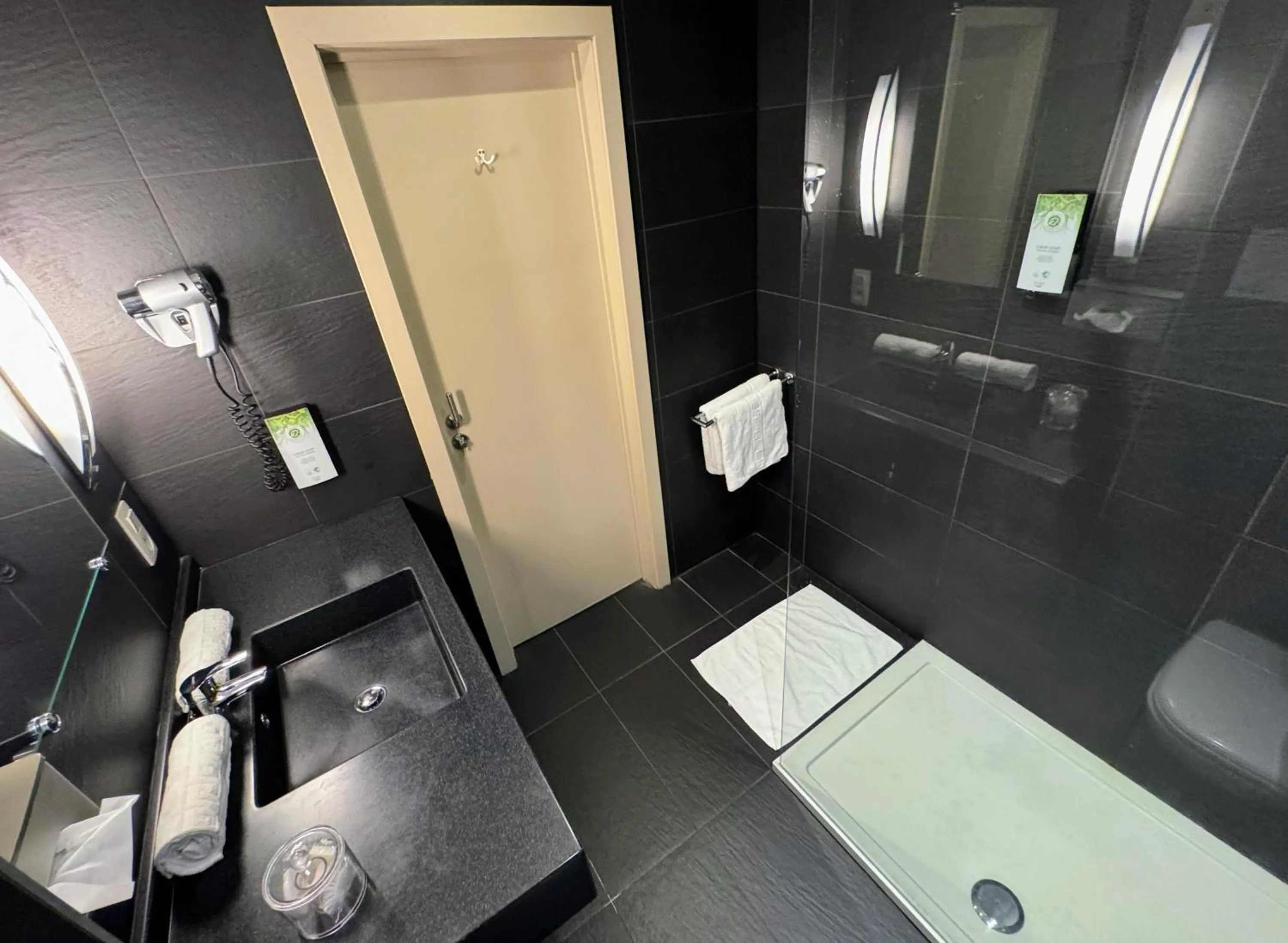 Shower in Hôtel L'Amandier