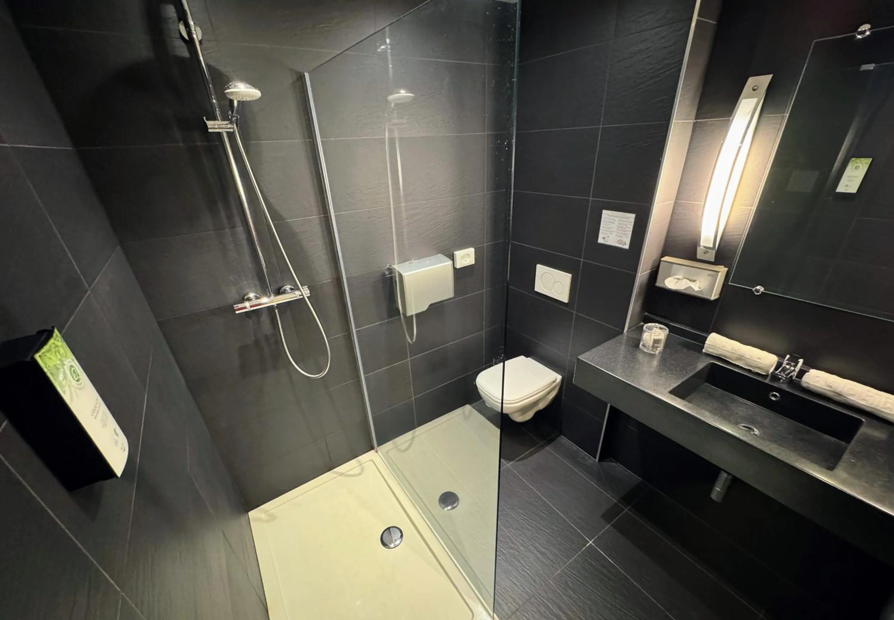 Shower in Hôtel L'Amandier