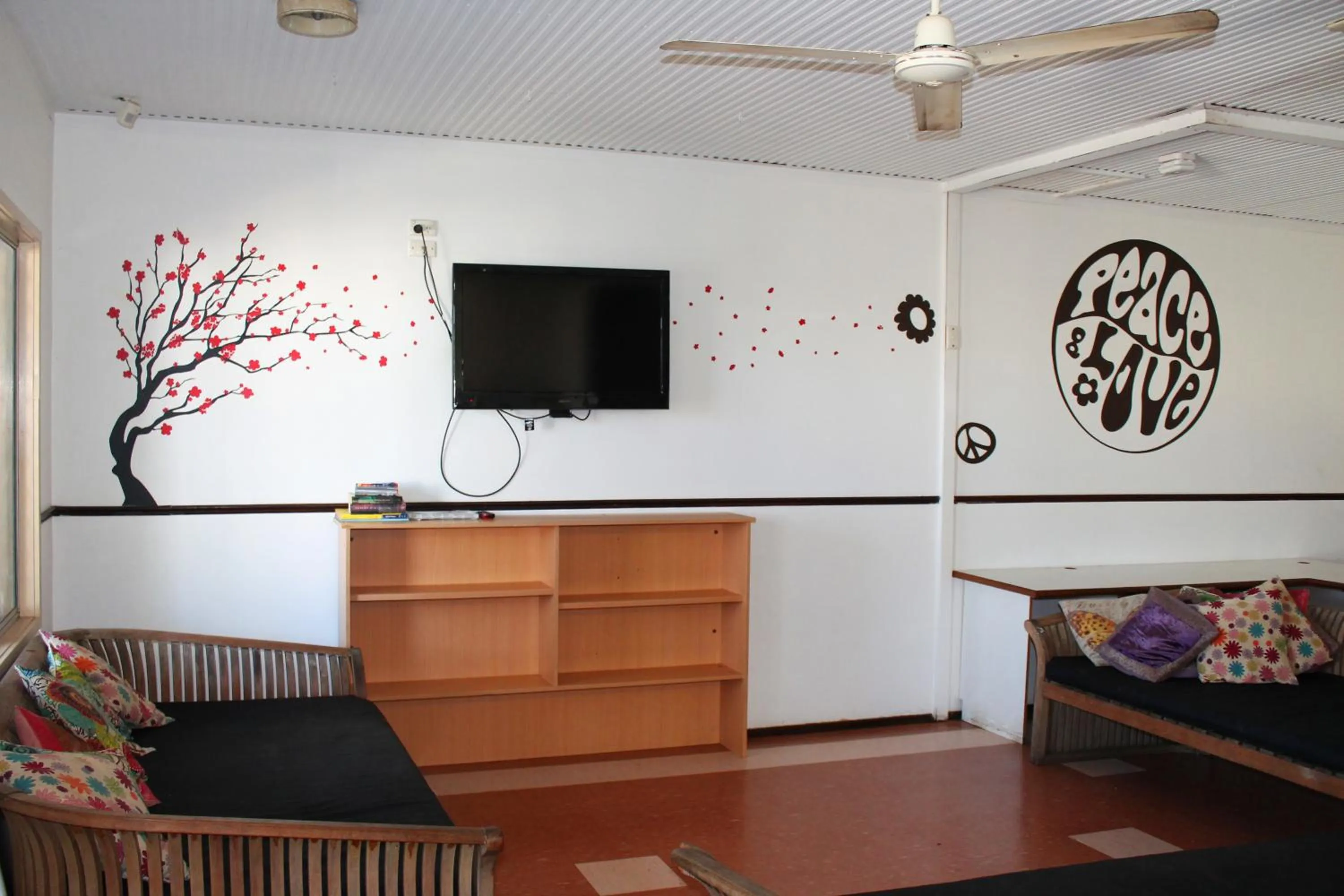 Communal lounge/ TV room in Roebuck Bay Backpackers