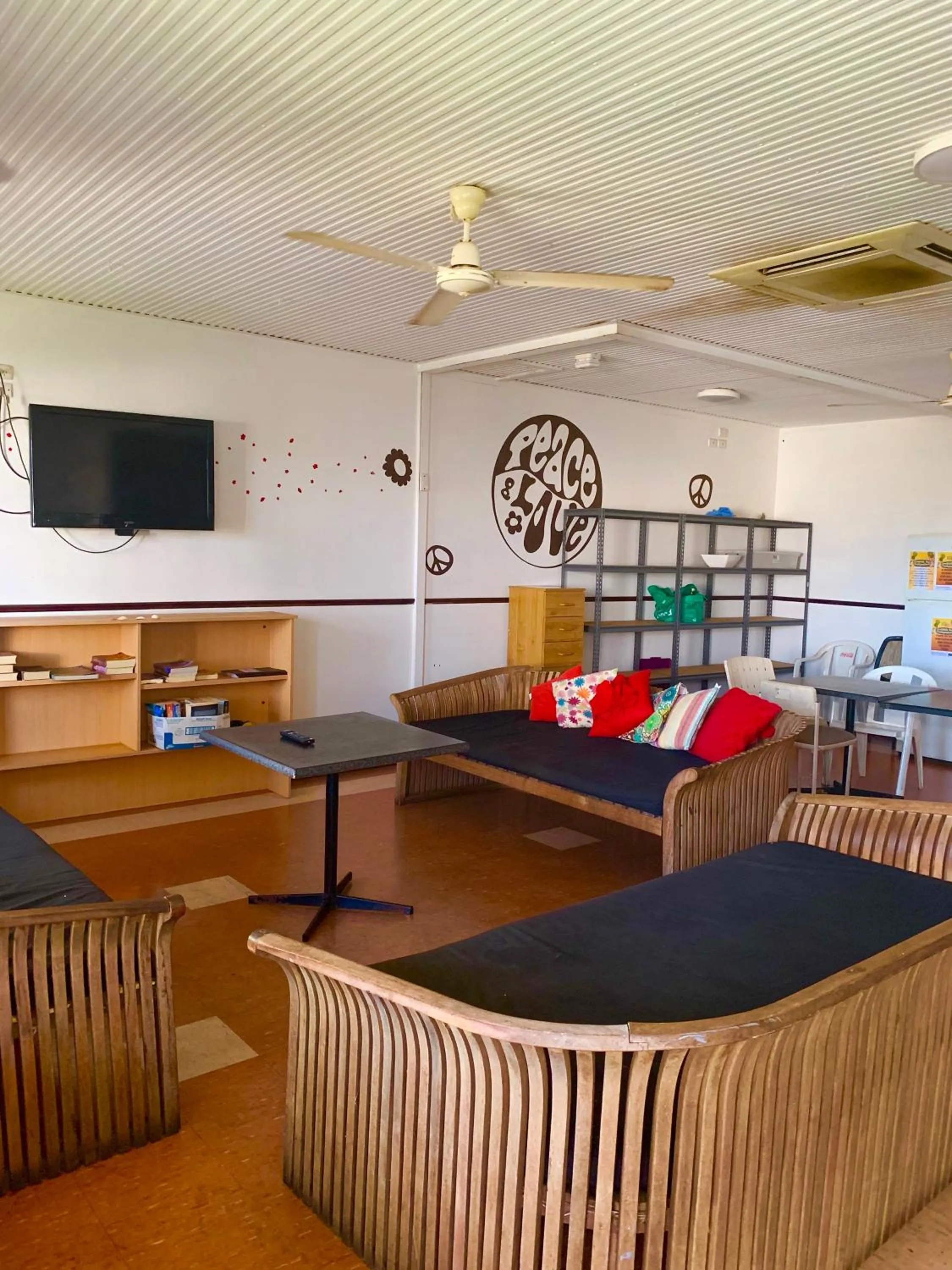 Communal lounge/ TV room in Roebuck Bay Backpackers