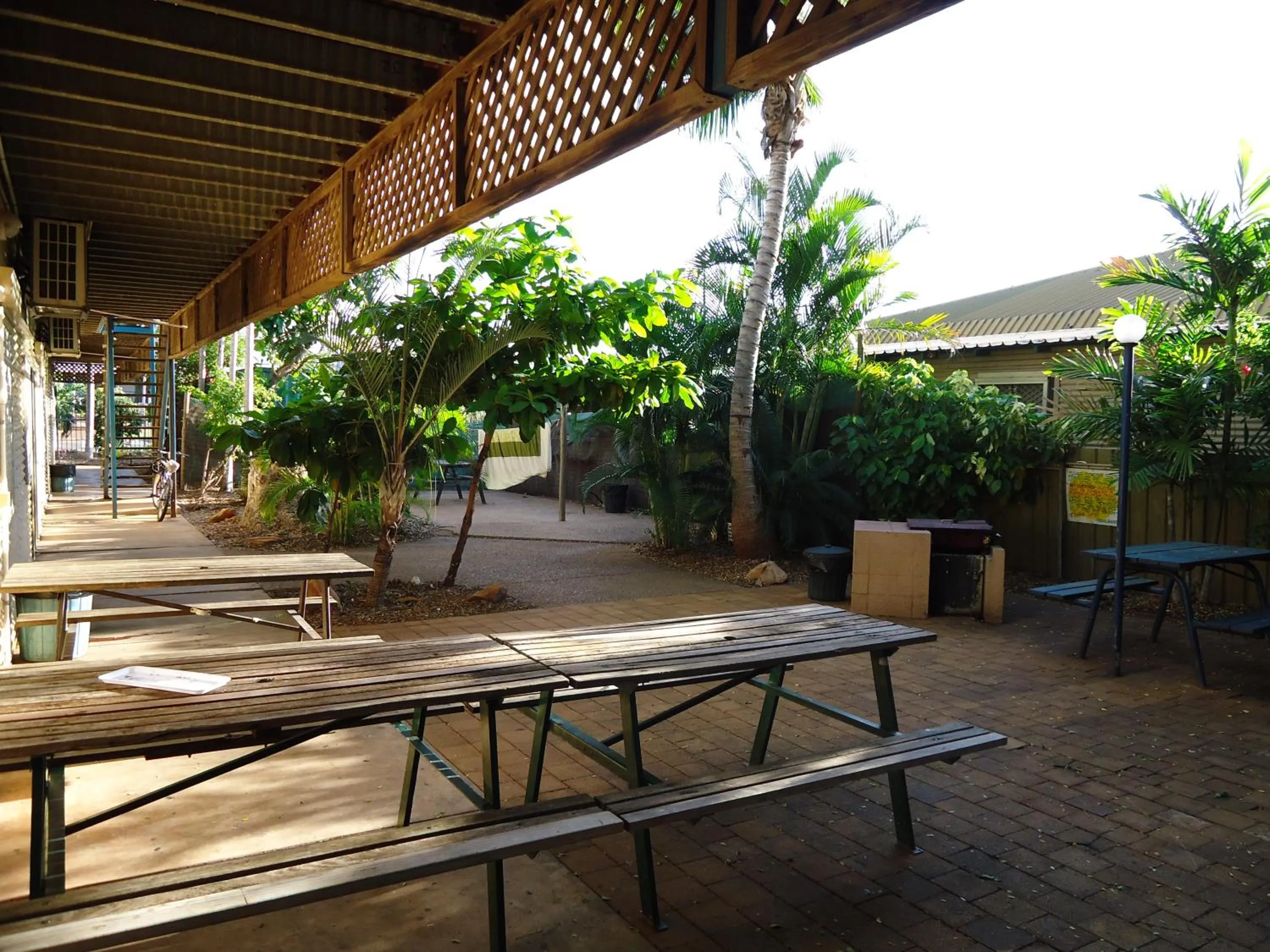 BBQ facilities in Roebuck Bay Backpackers
