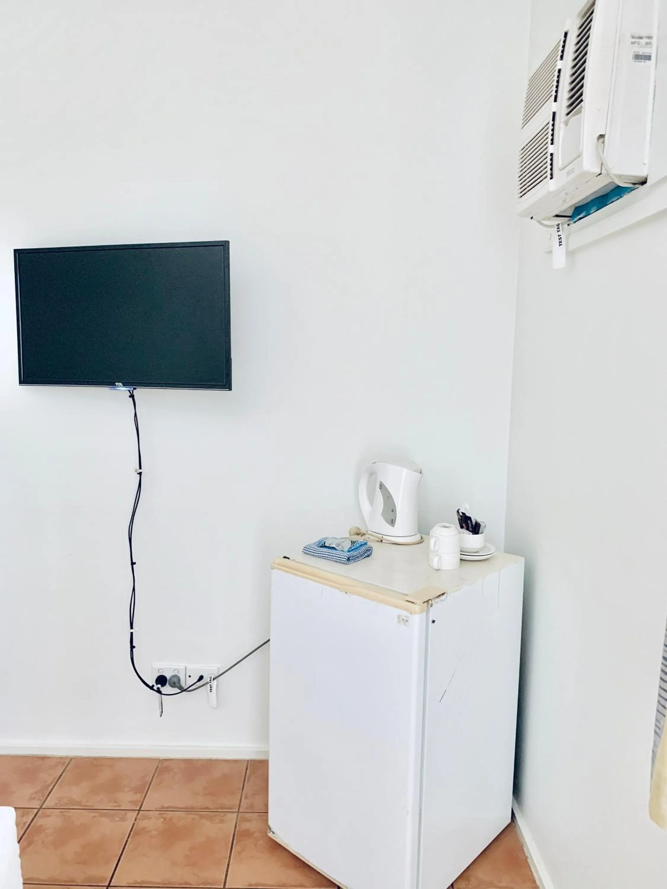 Communal lounge/ TV room in Roebuck Bay Backpackers