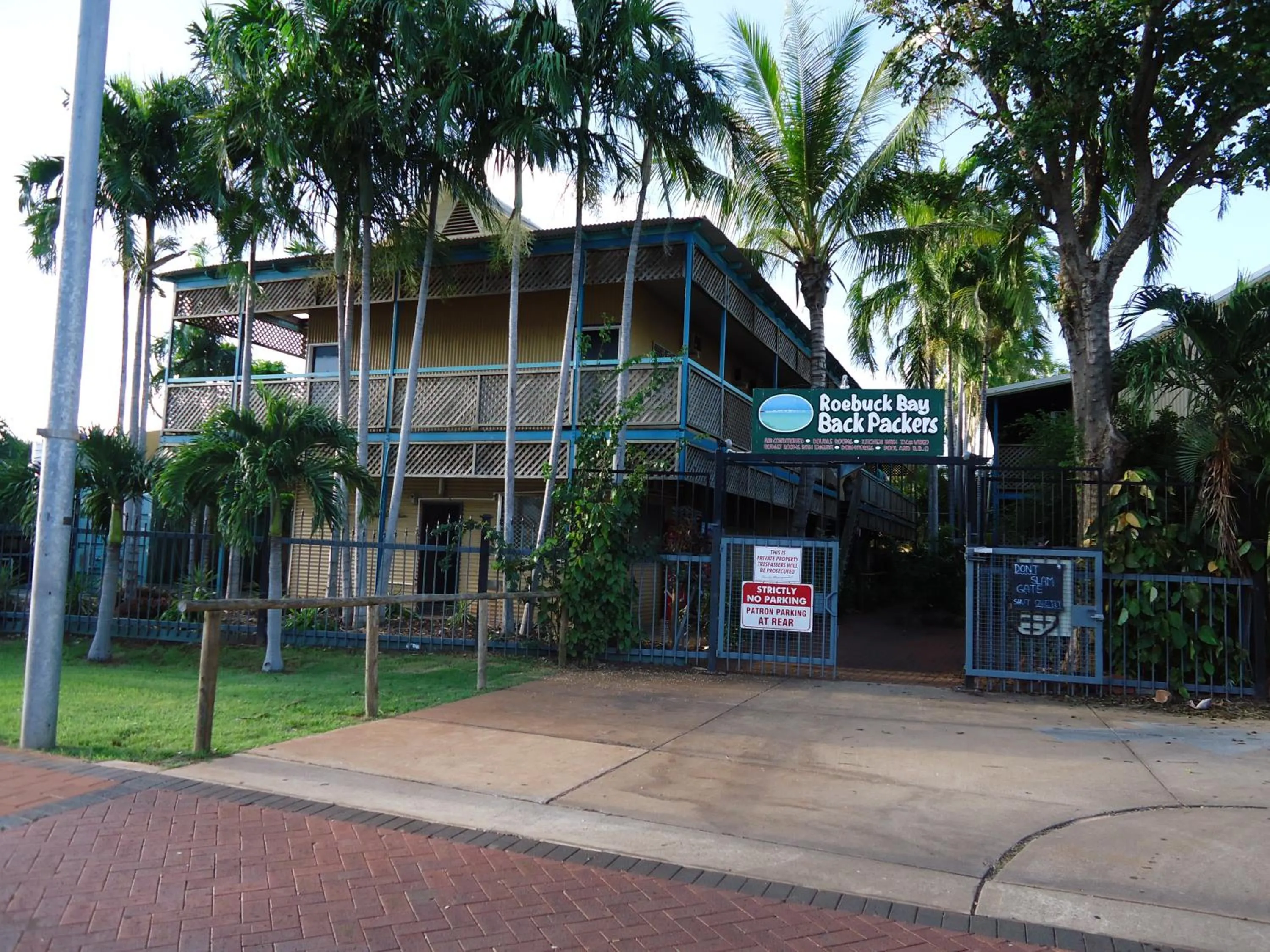 Property building in Roebuck Bay Backpackers