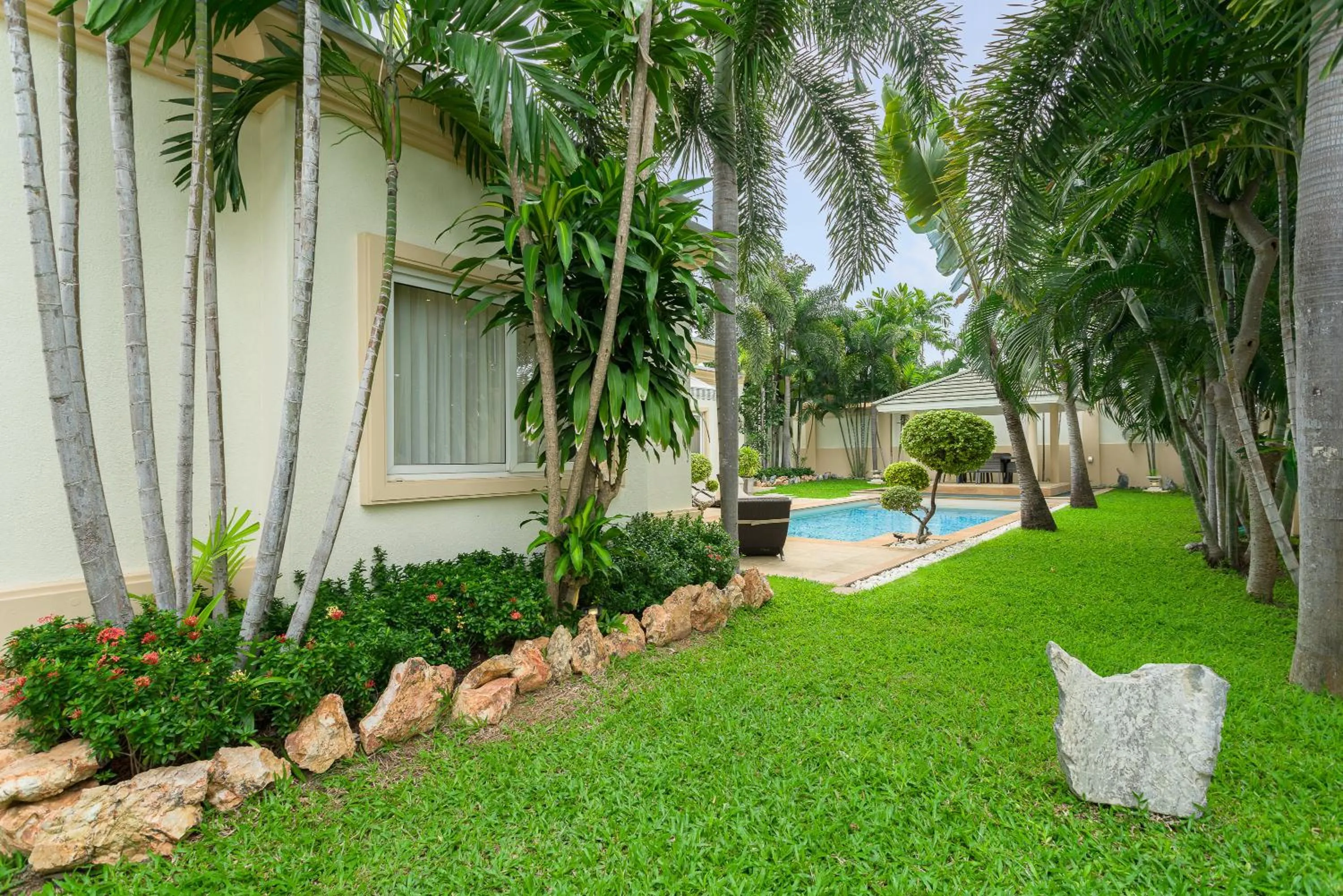 Garden in Luxury Pool Villa 3BR 6-8 persons