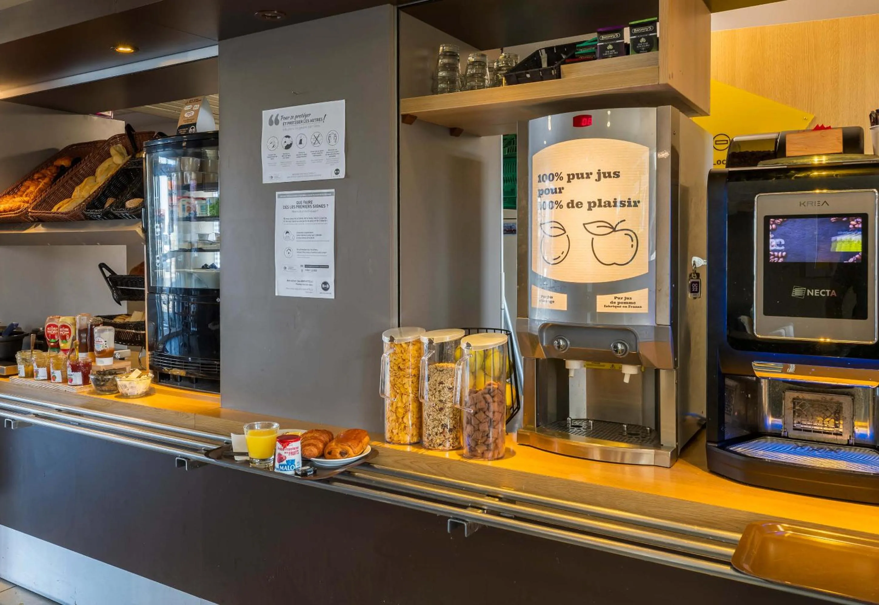 Buffet breakfast in B&B HOTEL Orléans Ouest La Chapelle-Saint-Mesmin