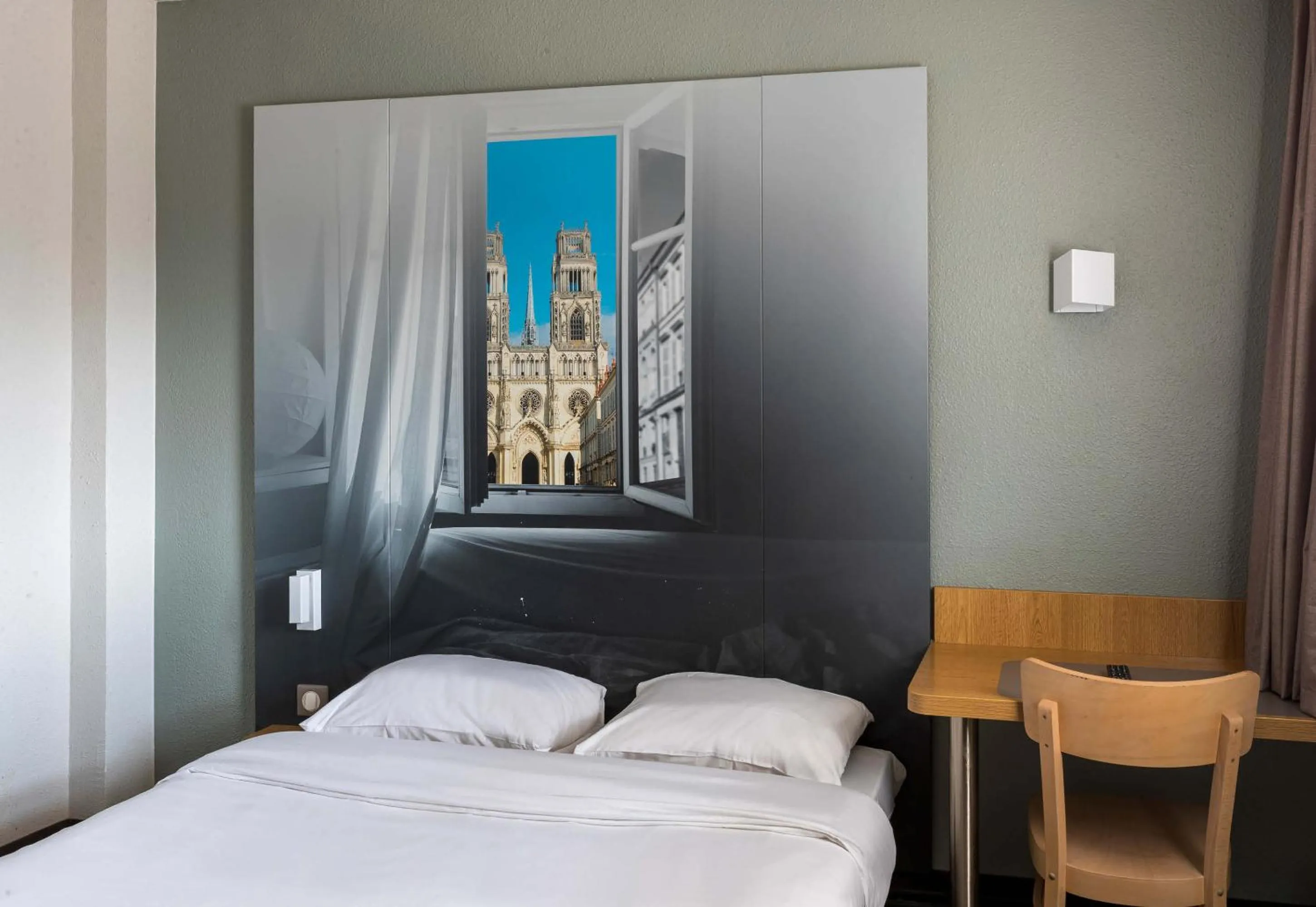 Photo of the whole room, Bed in B&B HOTEL Orléans Ouest La Chapelle-Saint-Mesmin