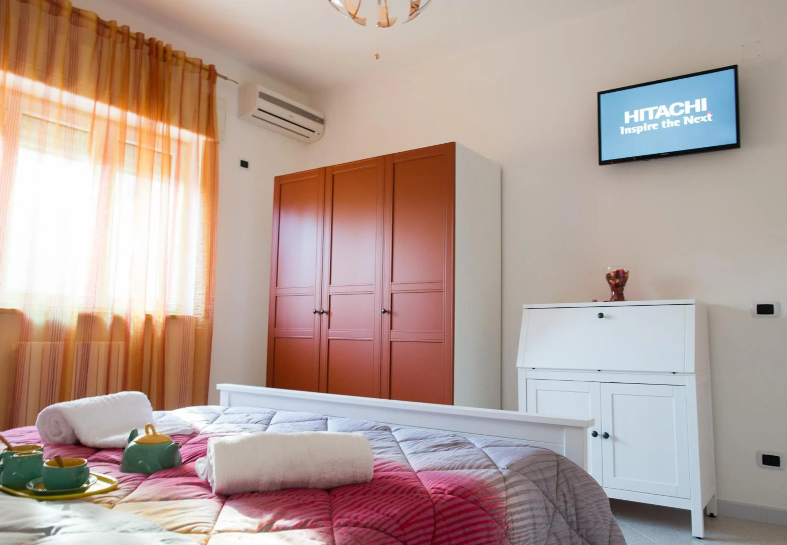 Bedroom, Bed in Hibiscus