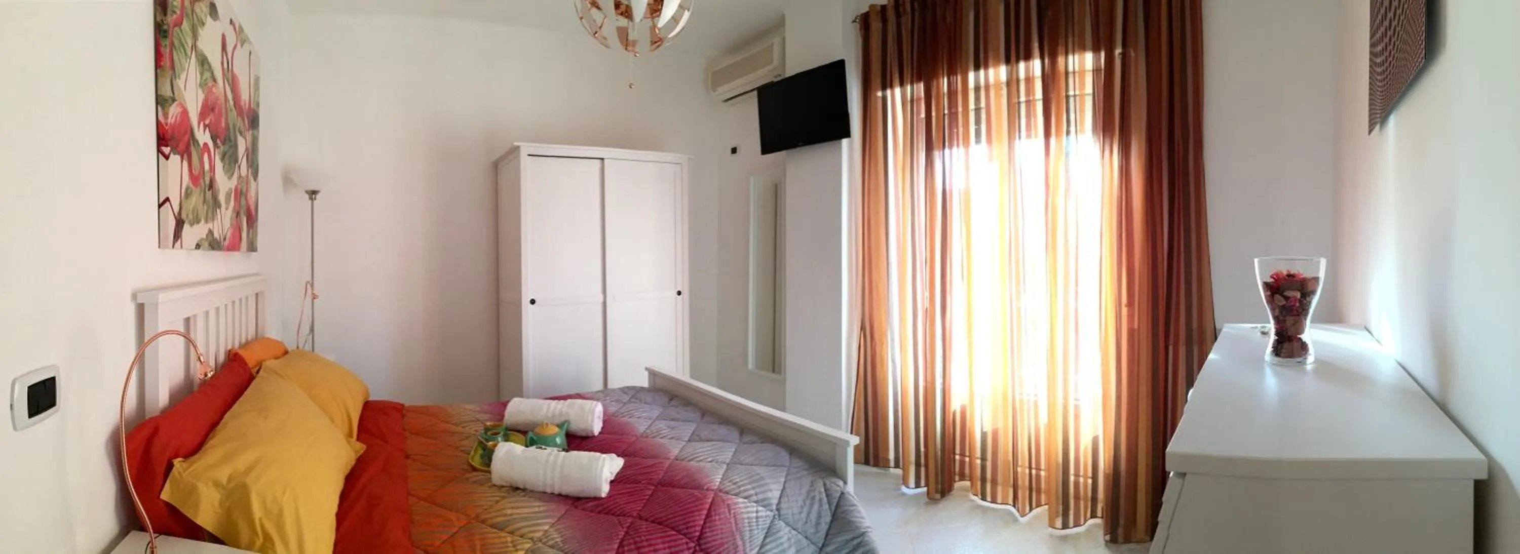 Bedroom, Bed in Hibiscus