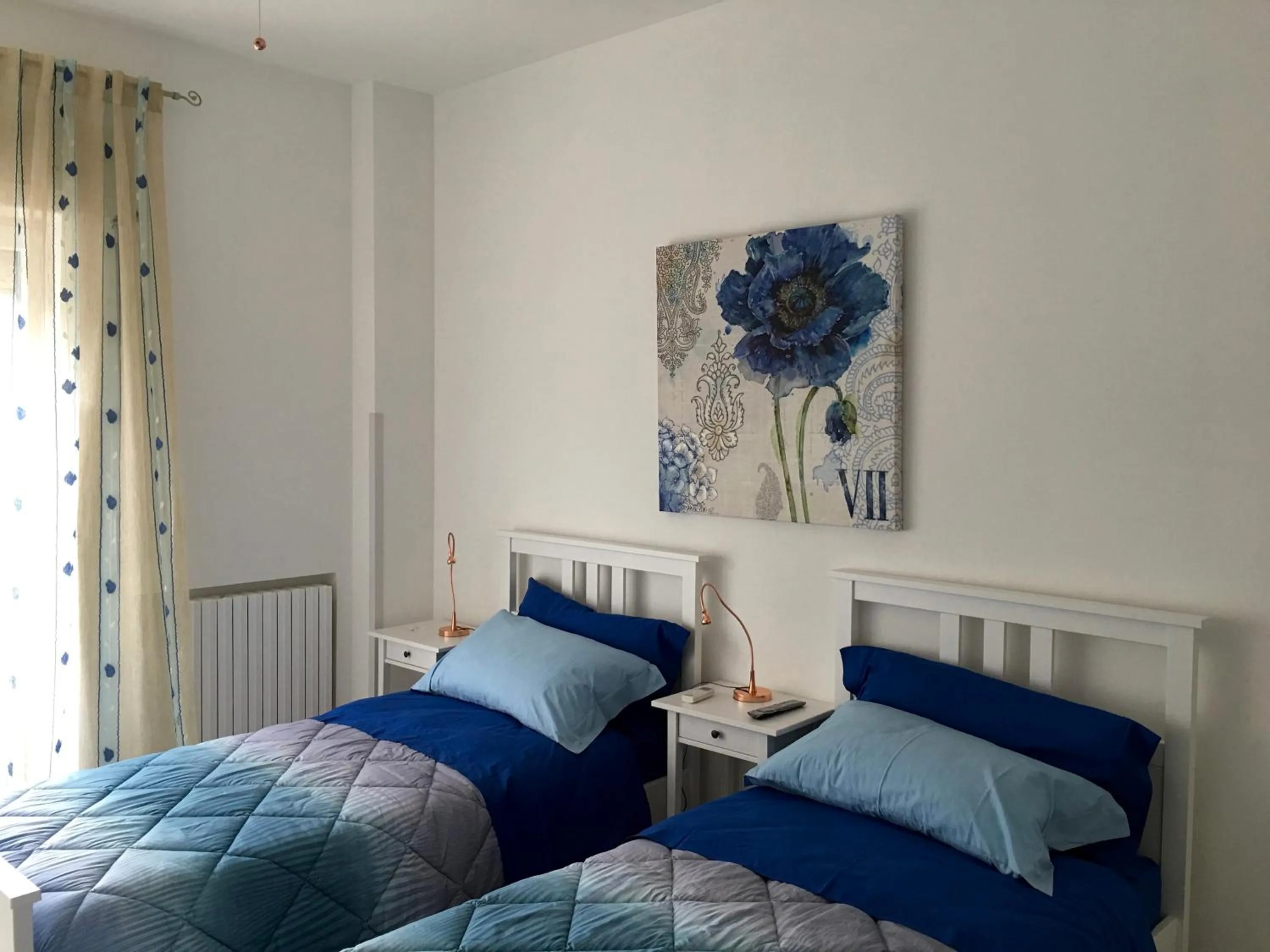 Bedroom, Bed in Hibiscus