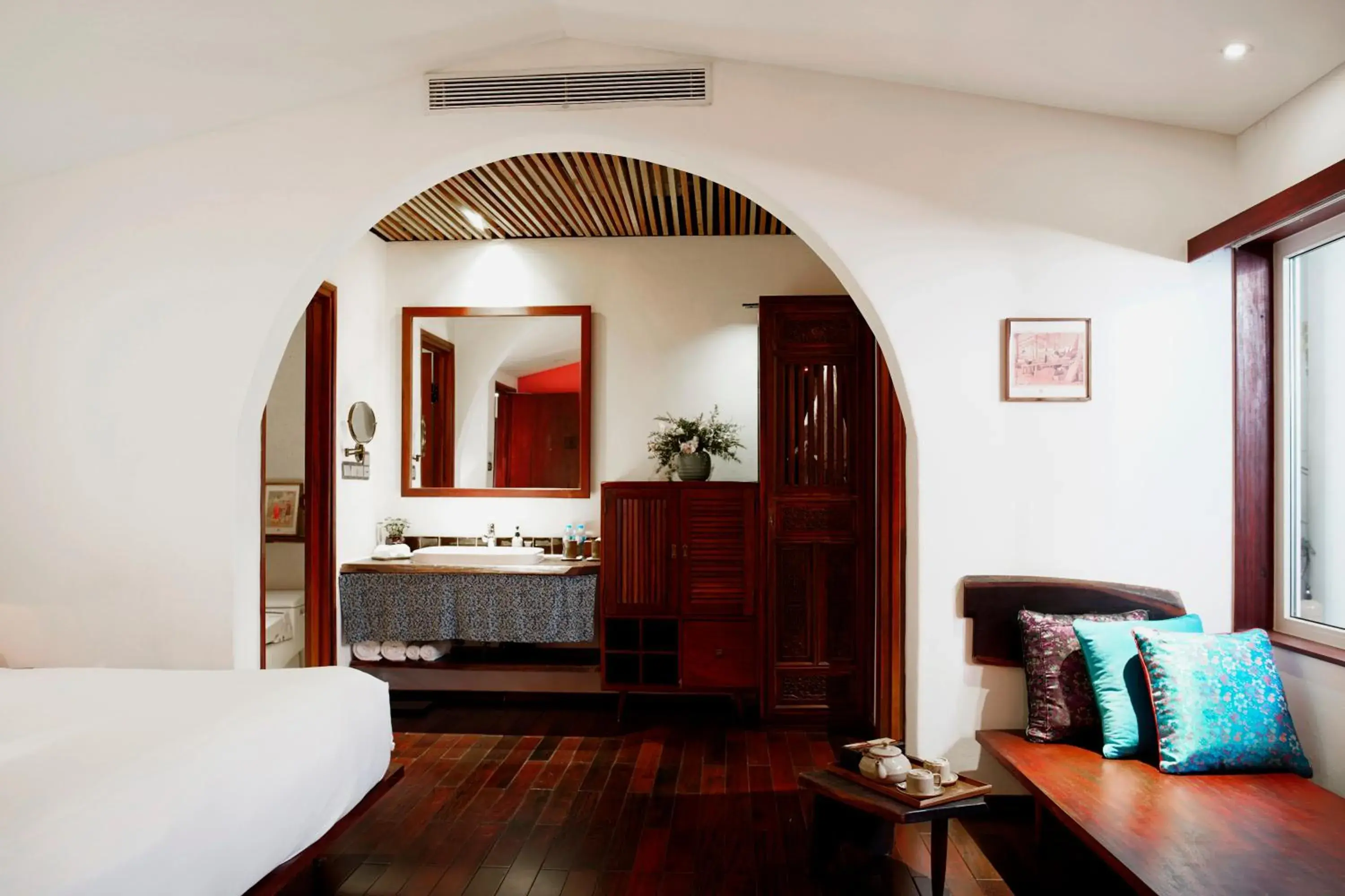 Saigon Balcony Twin Room in The Myst Dong Khoi Saigon Balcony Twin Room in The Myst Dong Khoi