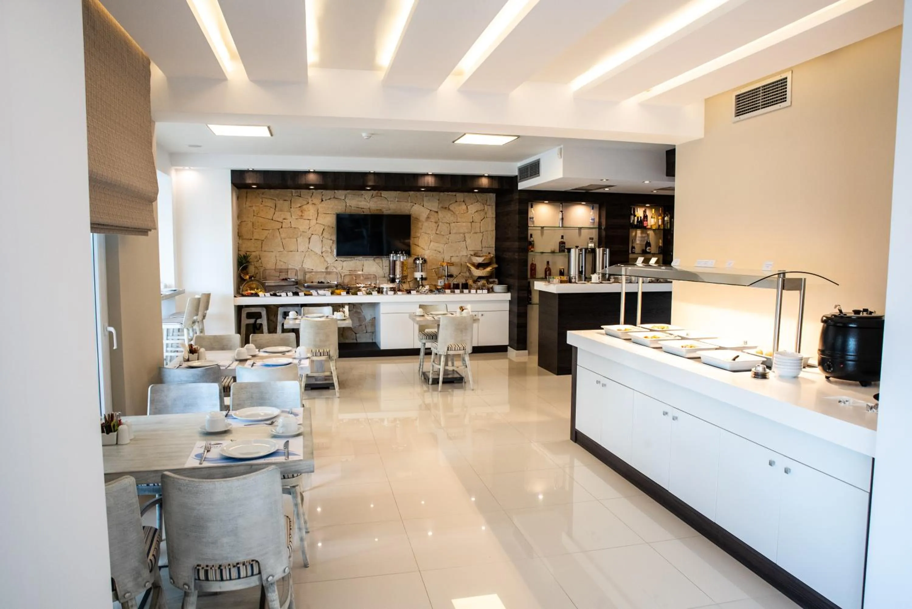 Restaurant/places to eat in Lagaria Apartments