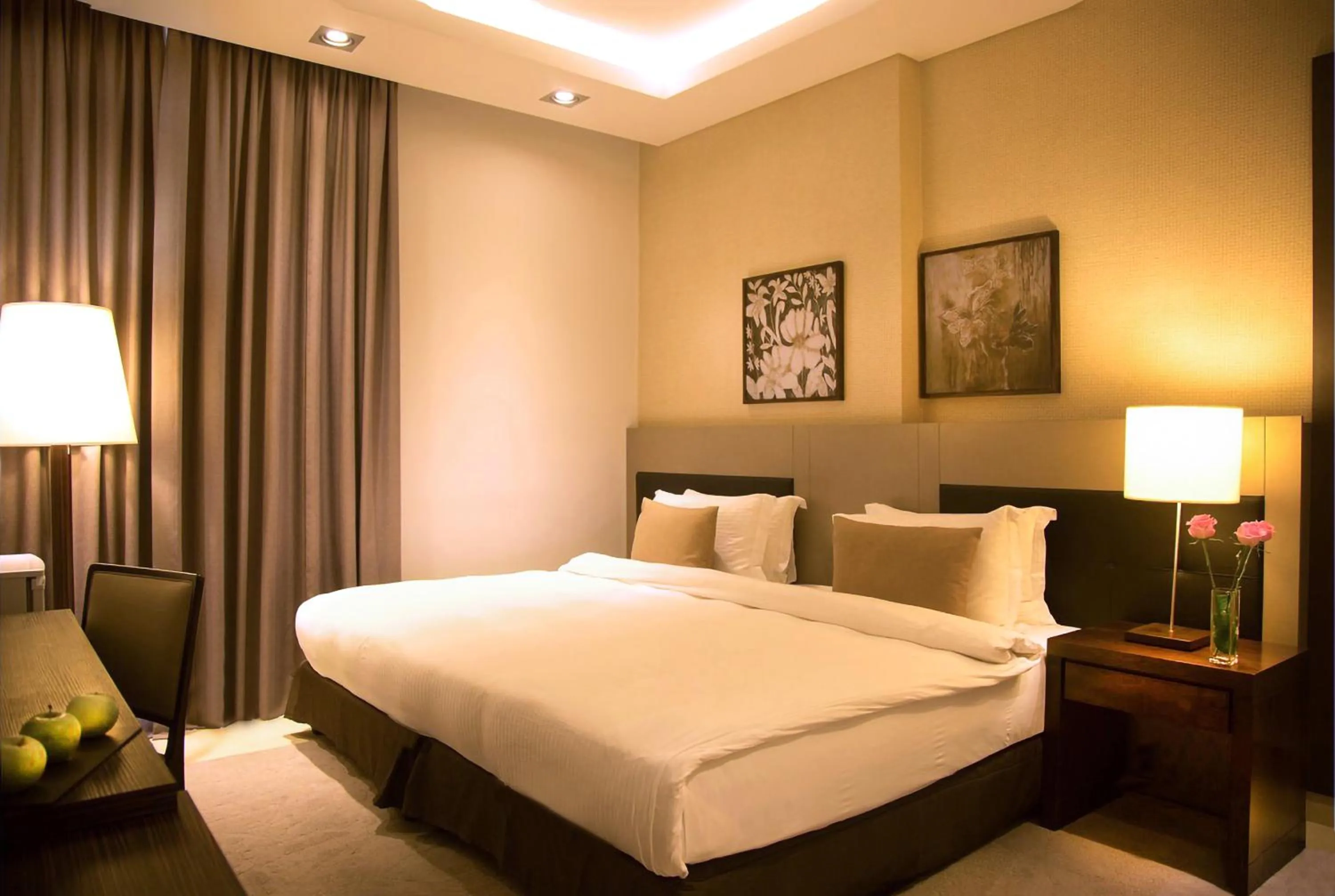 Photo of the whole room, Bed in Kin Plaza Arjaan by Rotana