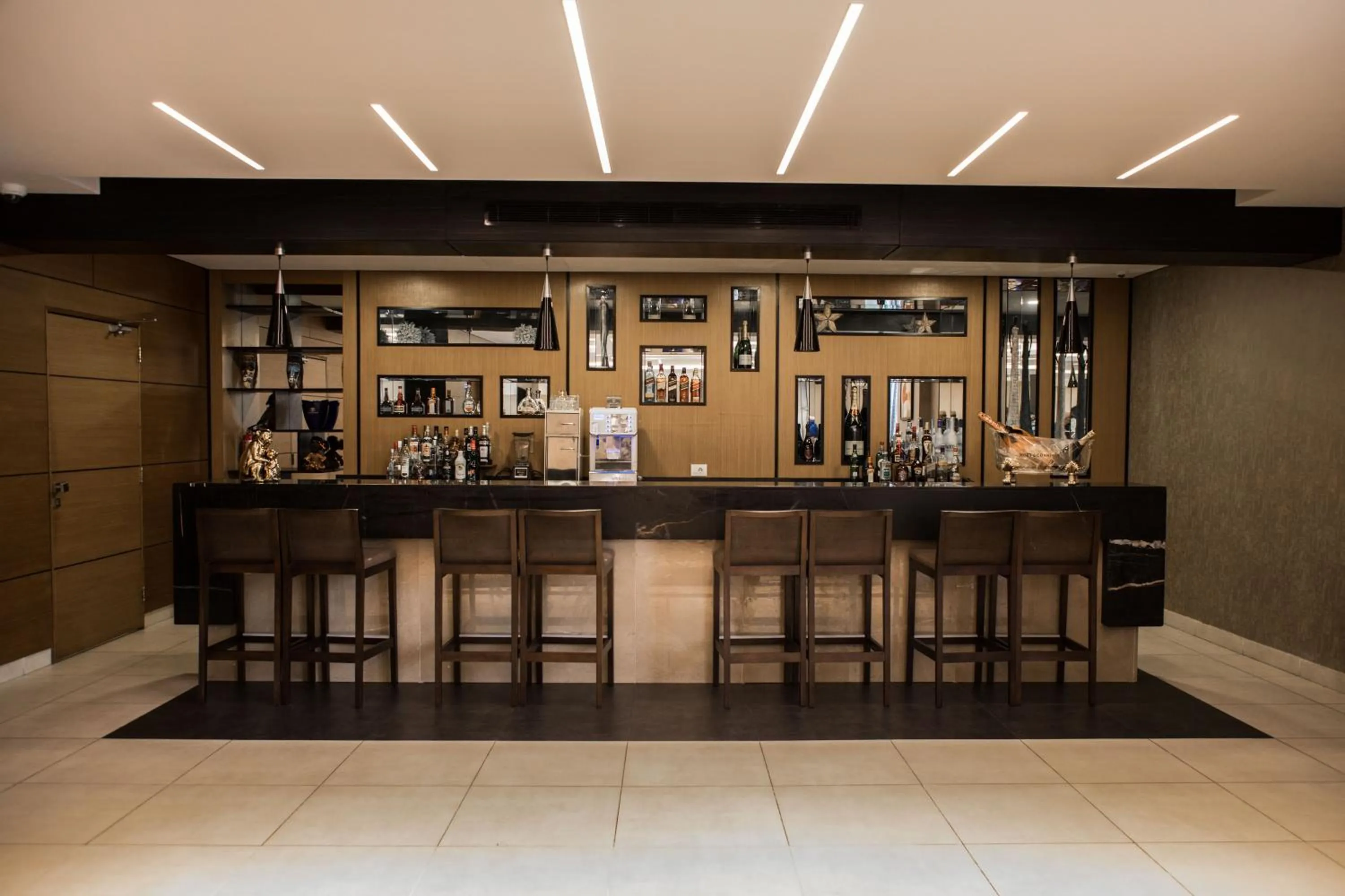 Lounge or bar in Kin Plaza Arjaan by Rotana