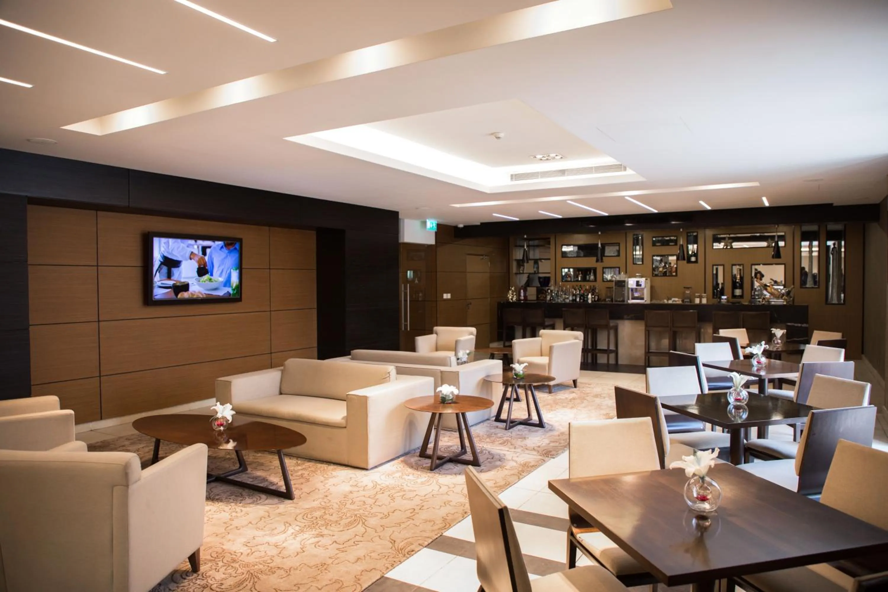 Lounge or bar in Kin Plaza Arjaan by Rotana