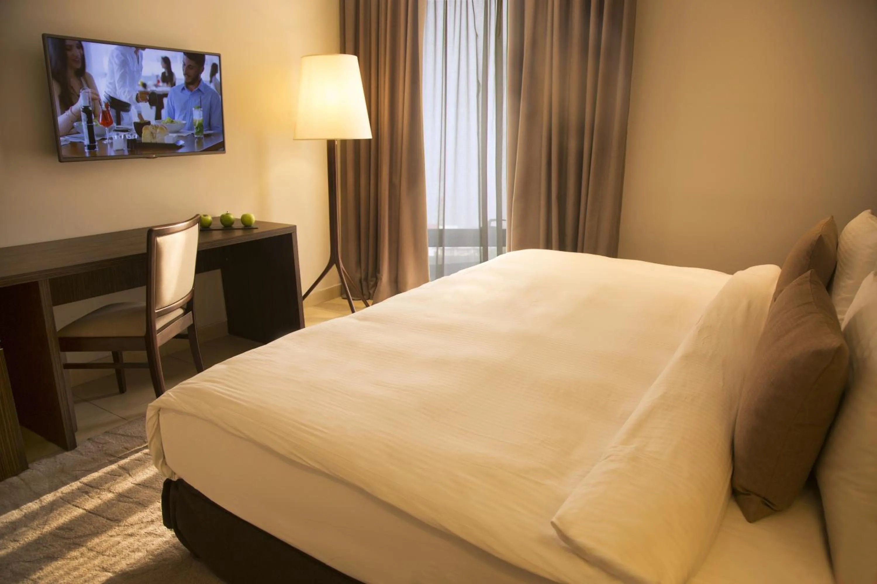 Photo of the whole room, Bed in Kin Plaza Arjaan by Rotana