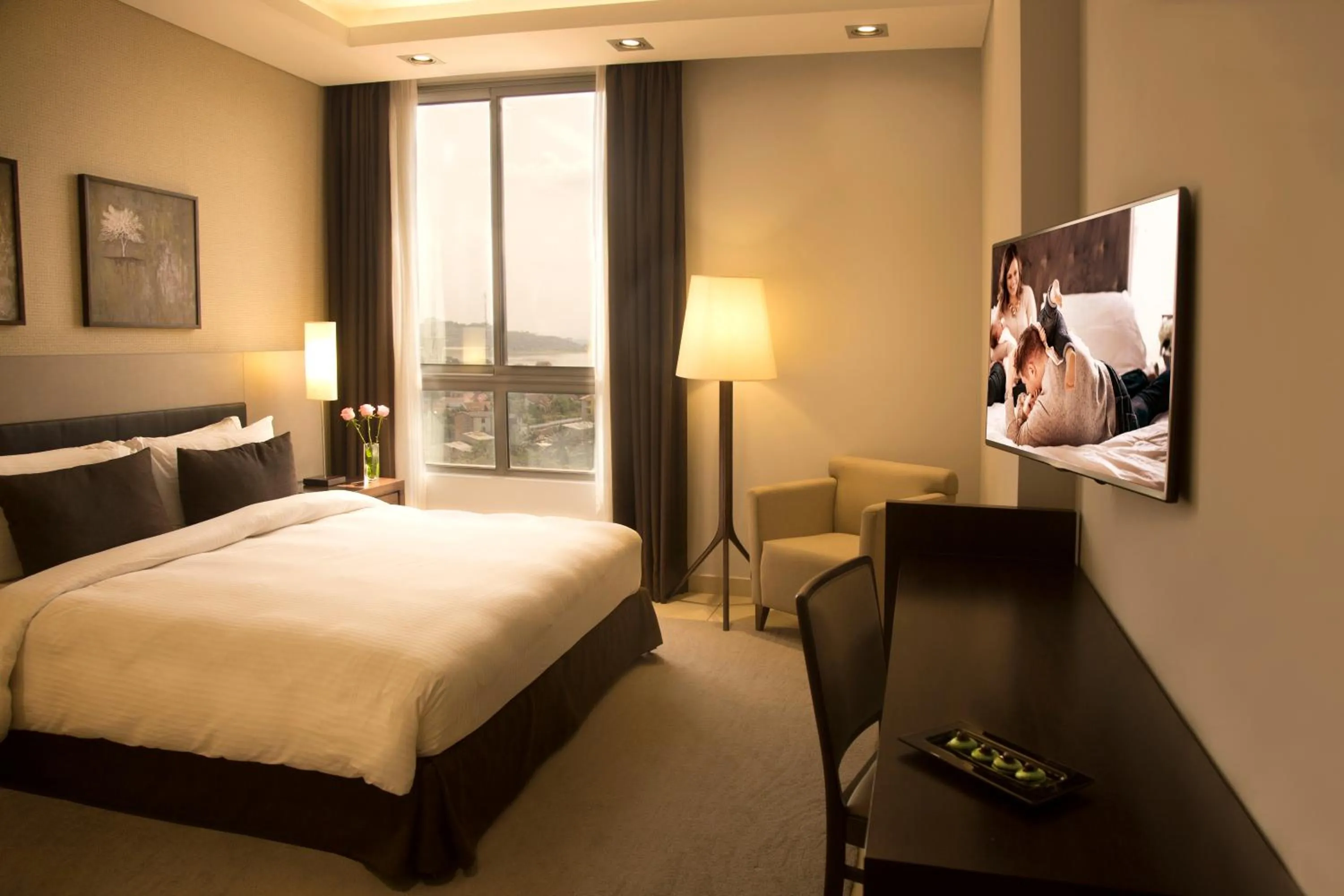 Photo of the whole room, Bed in Kin Plaza Arjaan by Rotana
