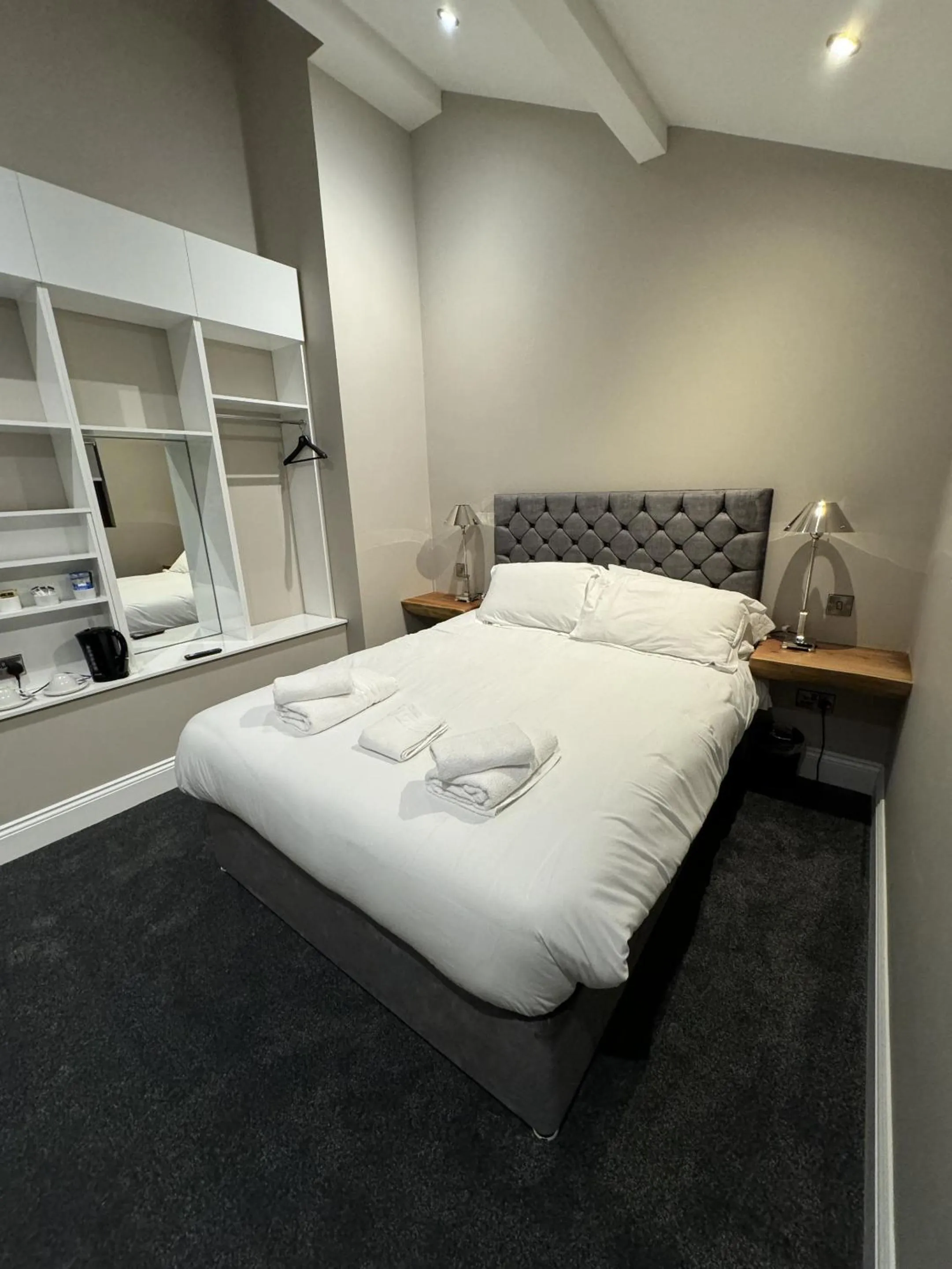 Bedroom, Bed in 3 Millstones Inn