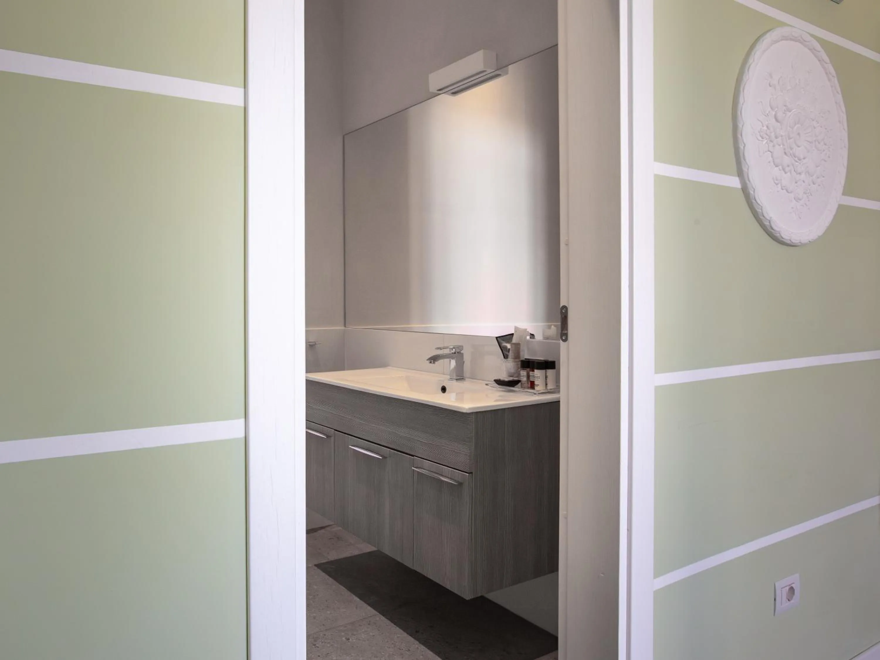 Bathroom in Euterpe LHT