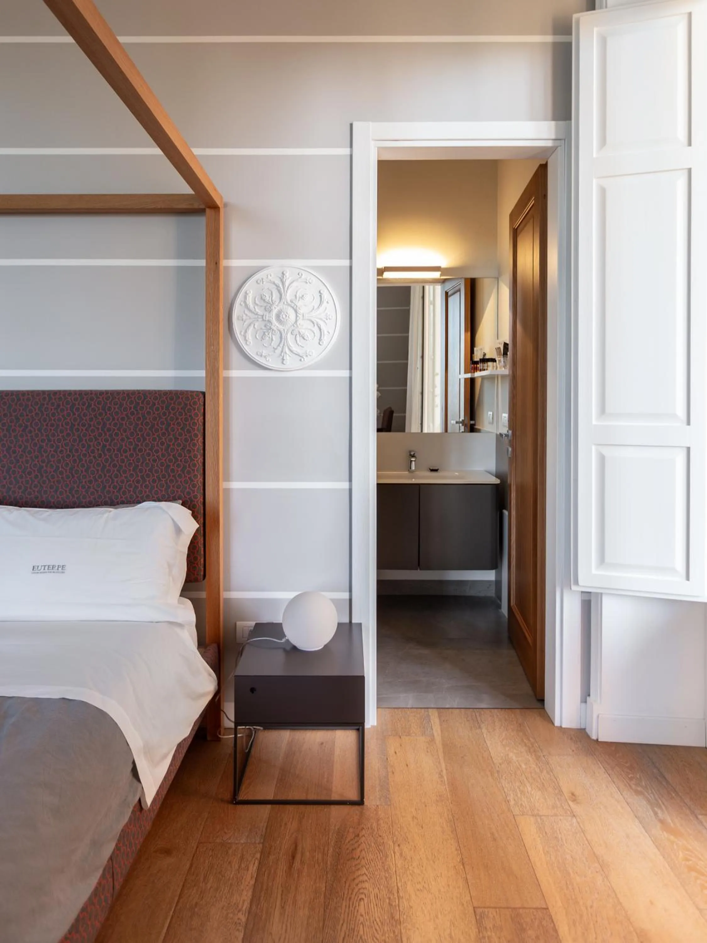 Photo of the whole room, Bed in Euterpe LHT