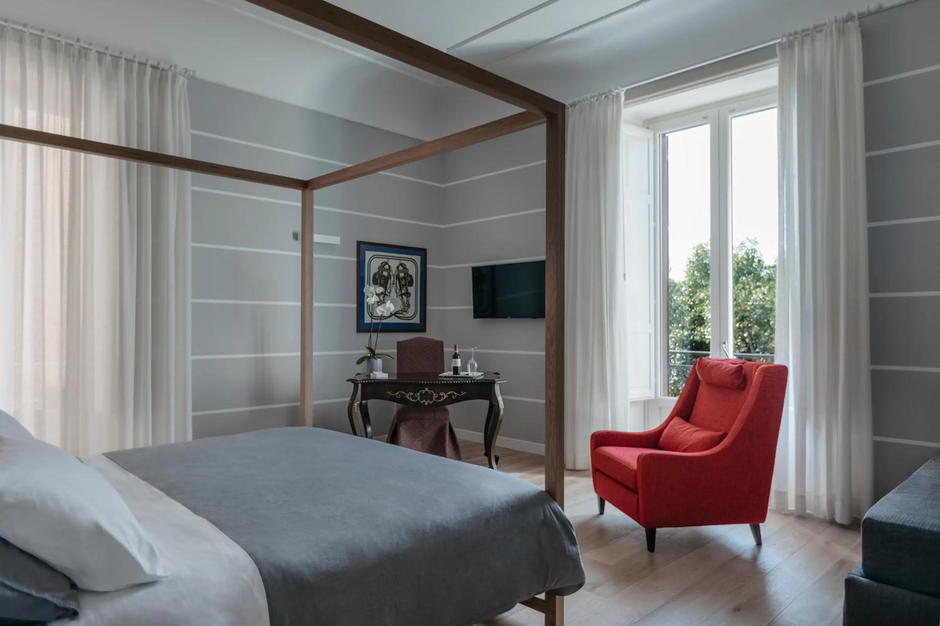 Photo of the whole room, Bed in Euterpe LHT