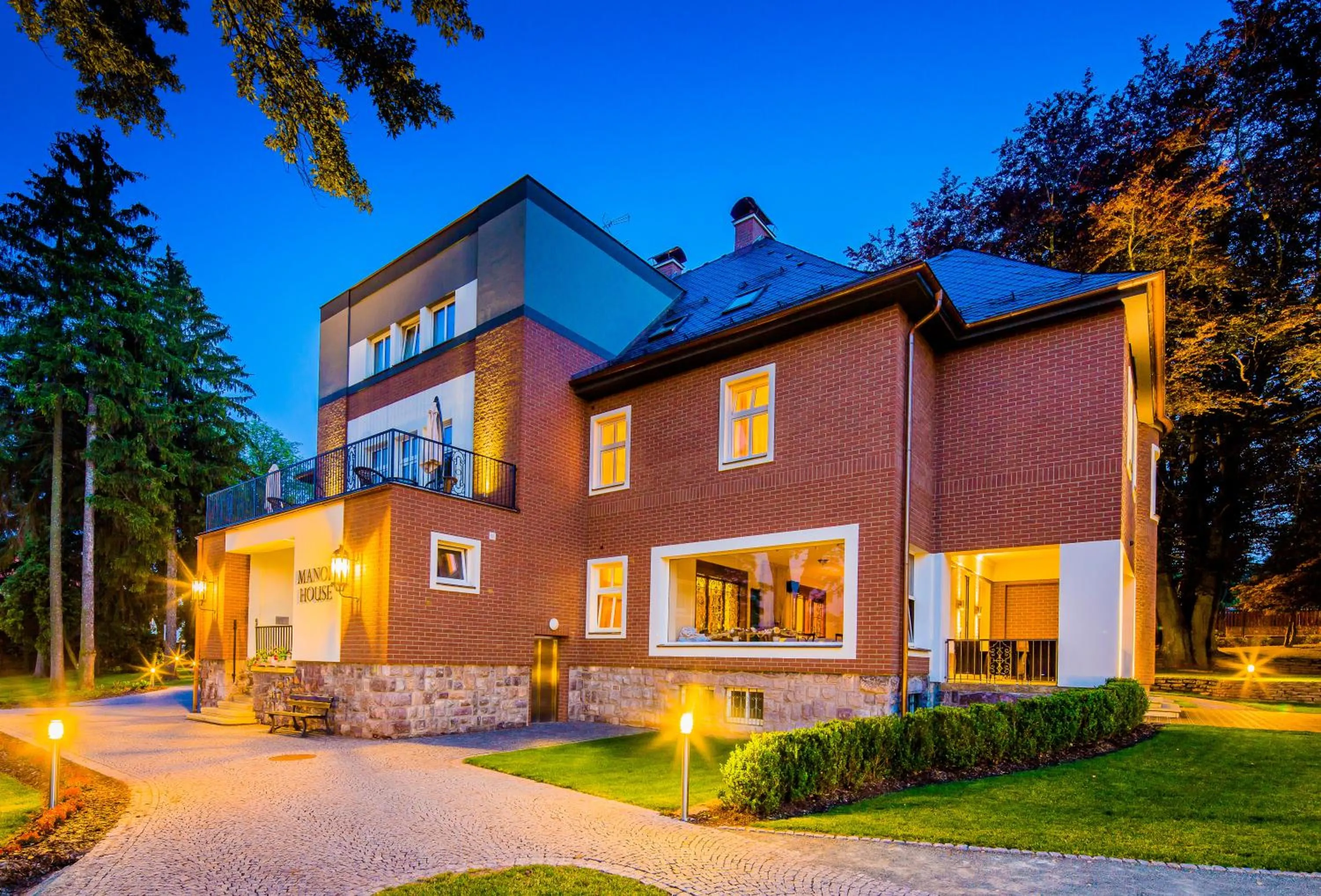 Facade/entrance in Manor House