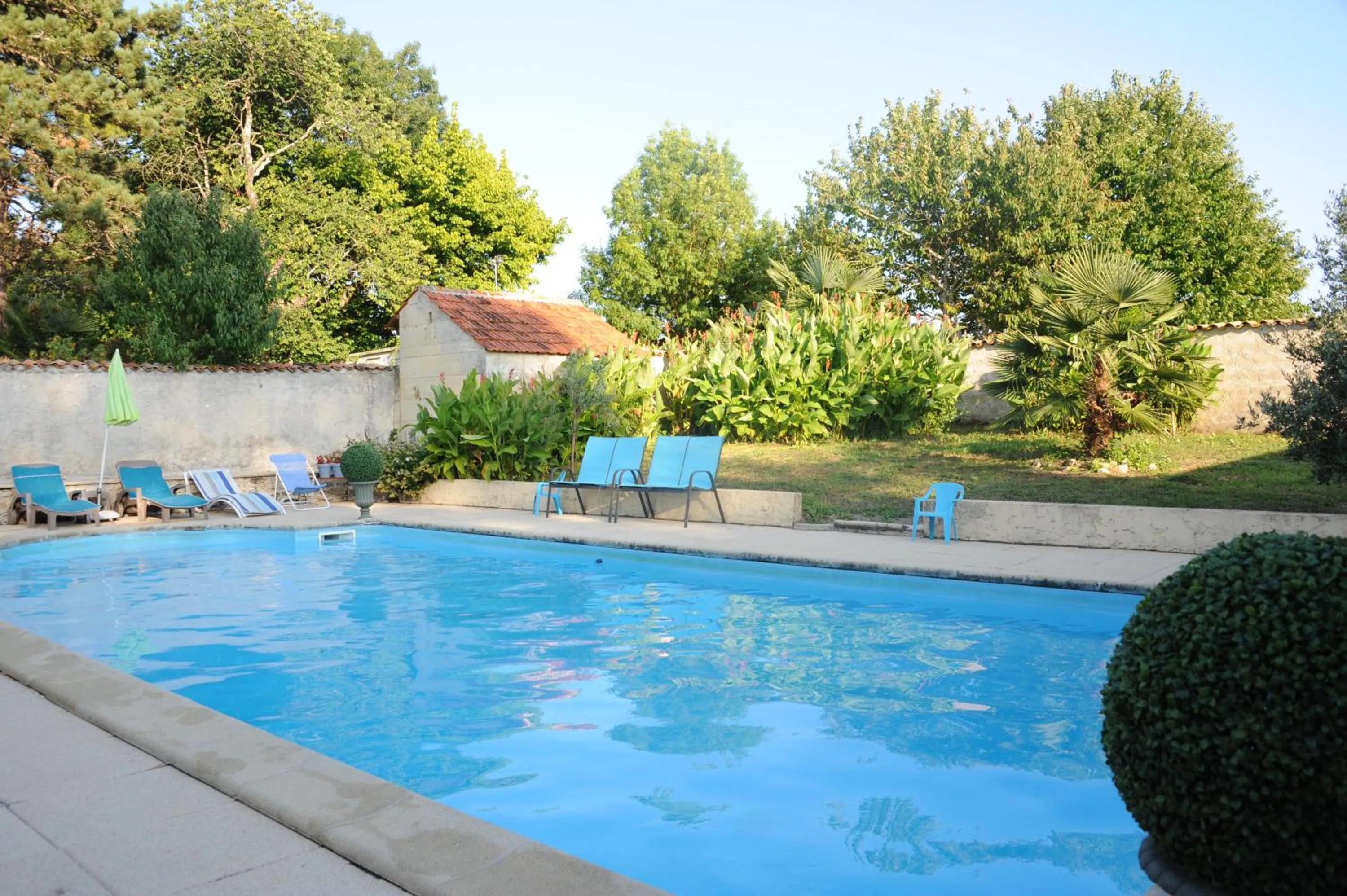 Pool view in Les Demeures de la Laigne