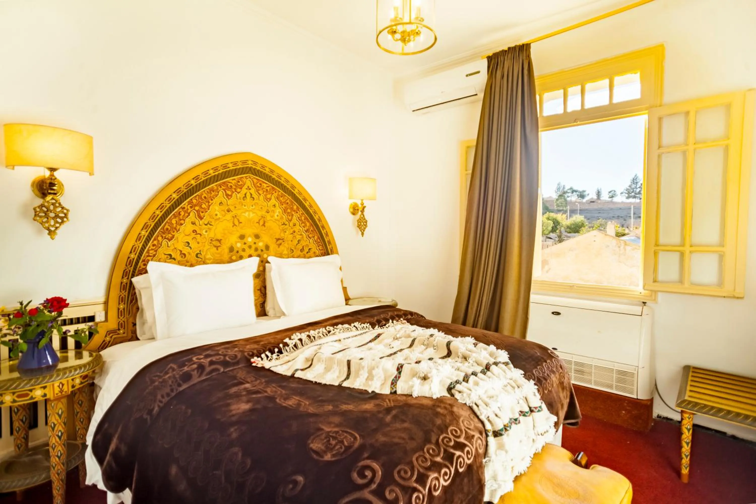 Shower, Bed in Villa Pomme d'Or