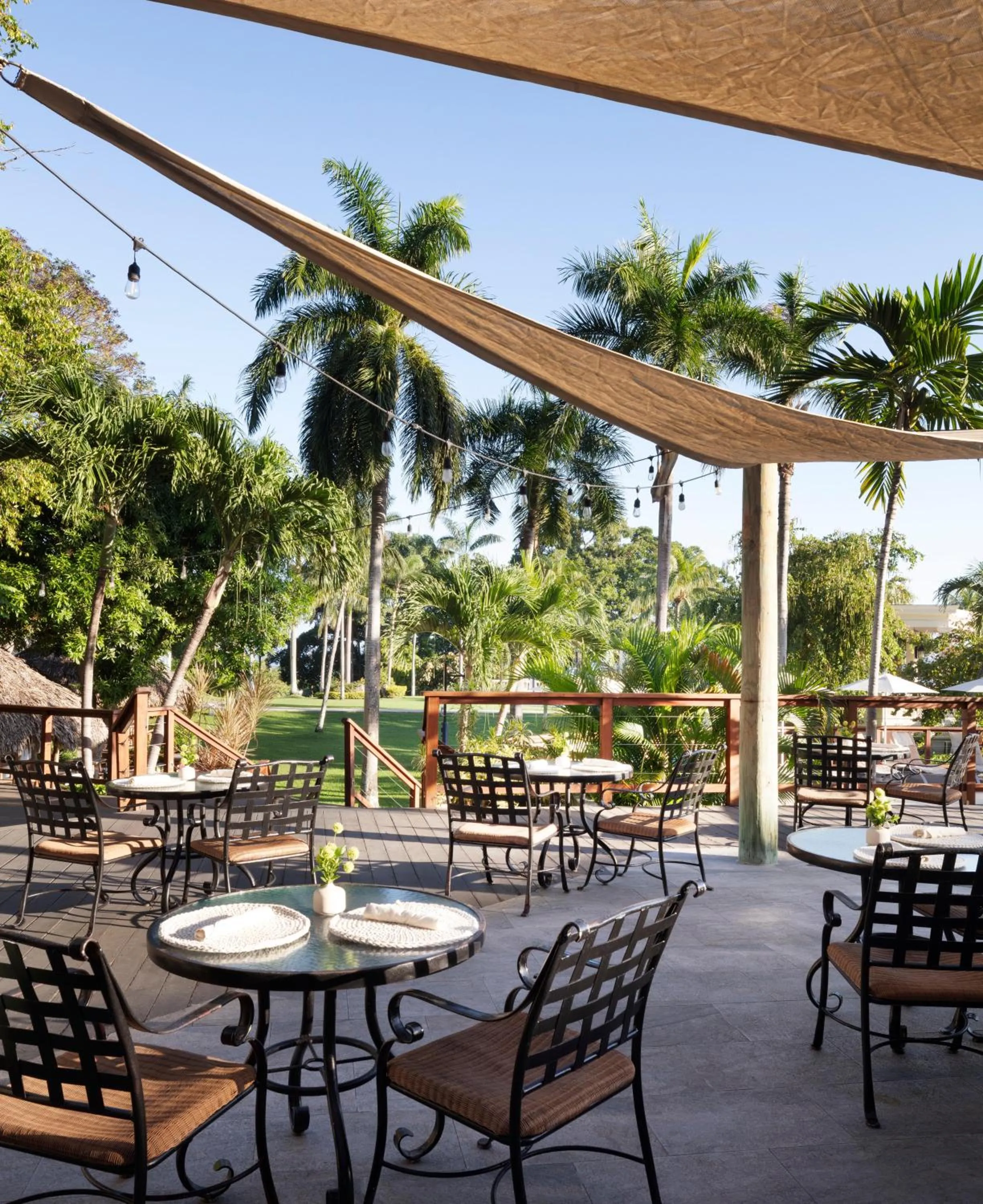 Lounge or bar in Sandals Ochi Beach All Inclusive Resort - Couples Only