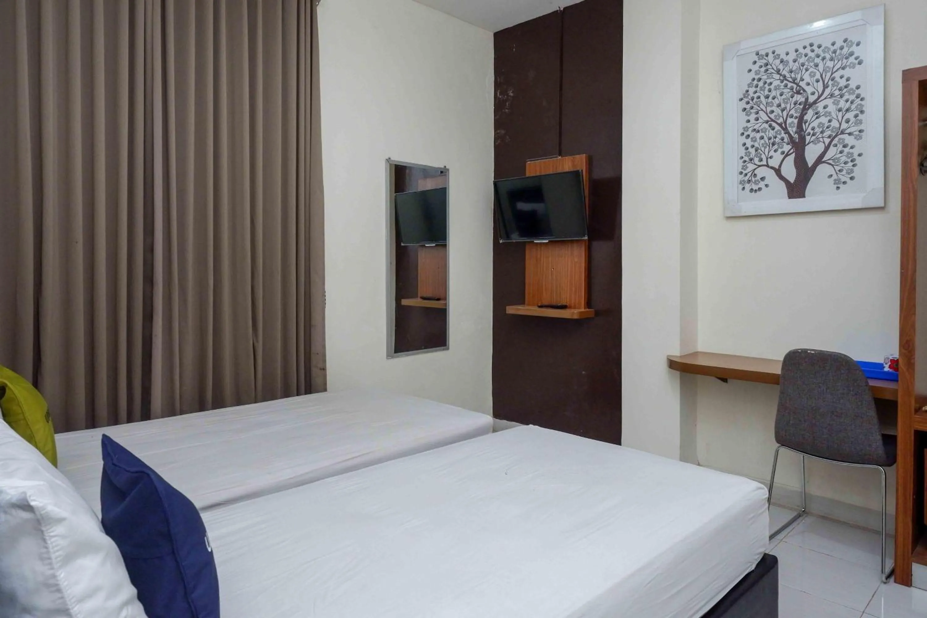 Bedroom, Bed in Urbanview Hotel Double Tree near RSUD Margono Purwokerto